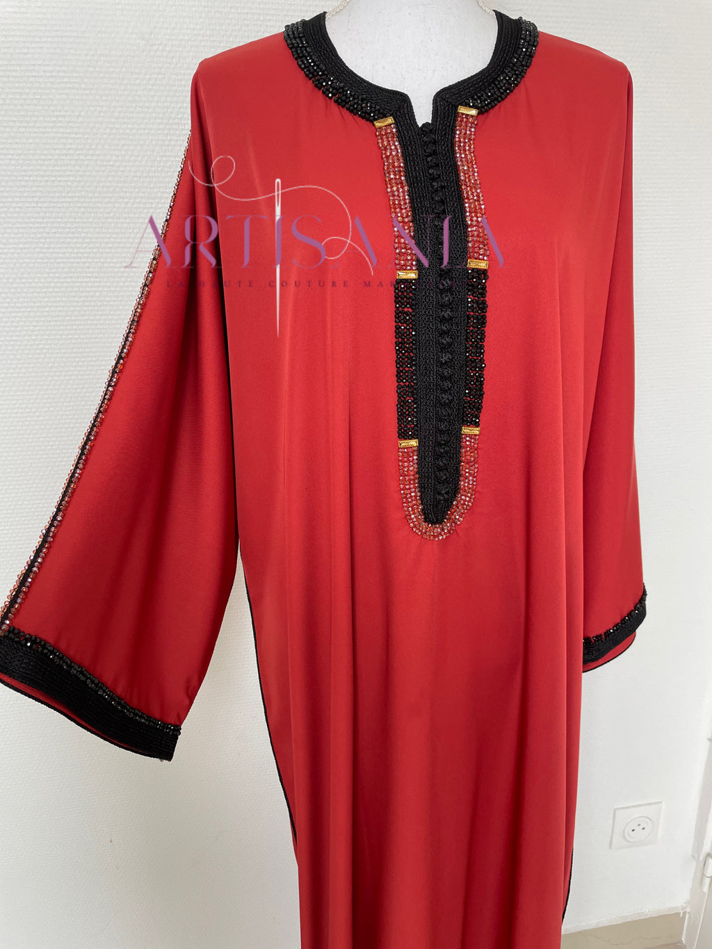 Gandoura faite main avec perles – Collection Loubna 🖤✨