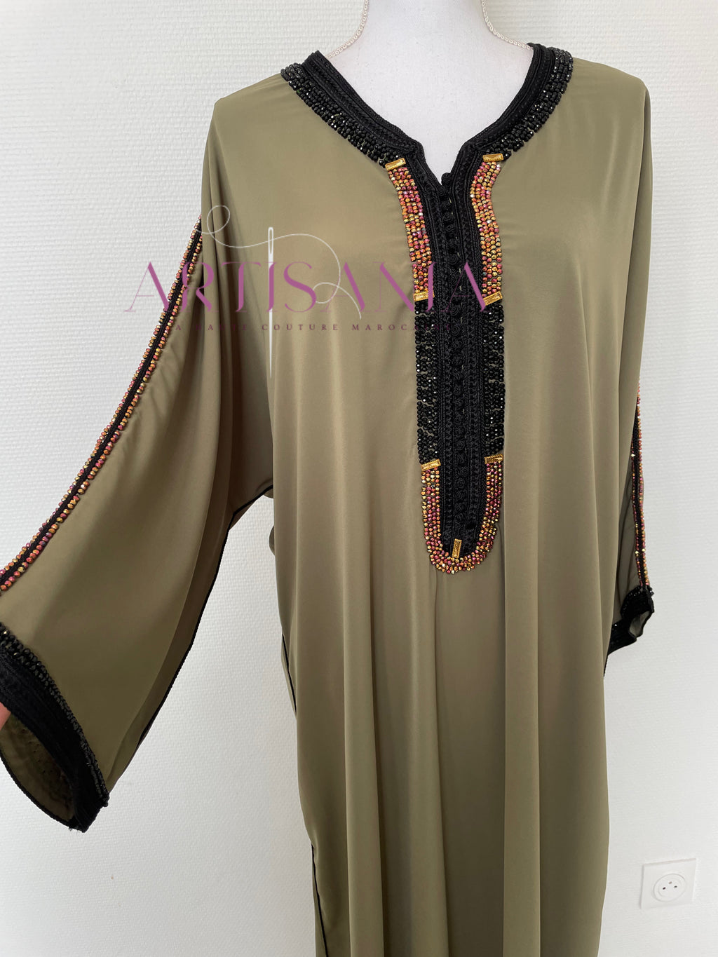 Gandoura faite main avec perles – Collection Loubna 🖤✨