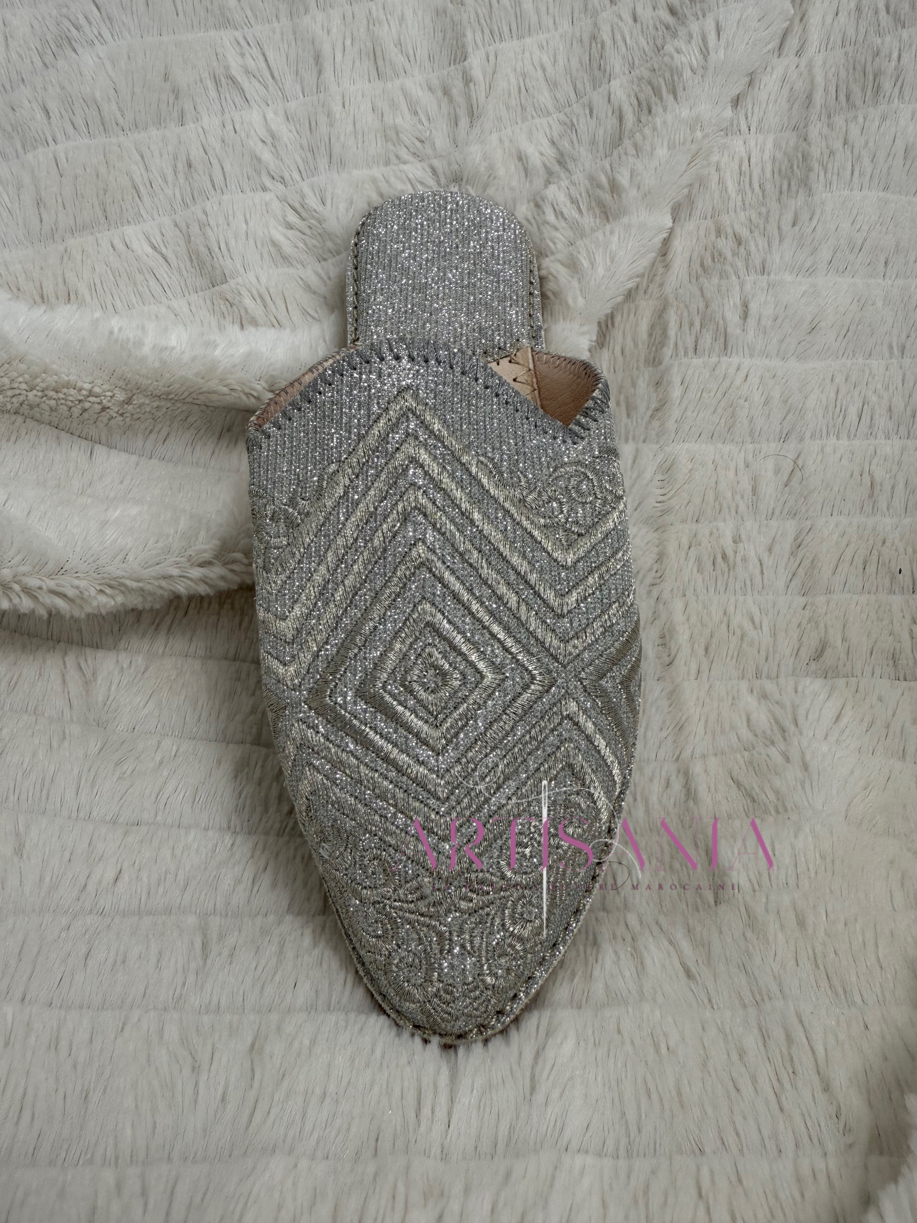 Babouche marocaine plate – modèle pailleté argenté