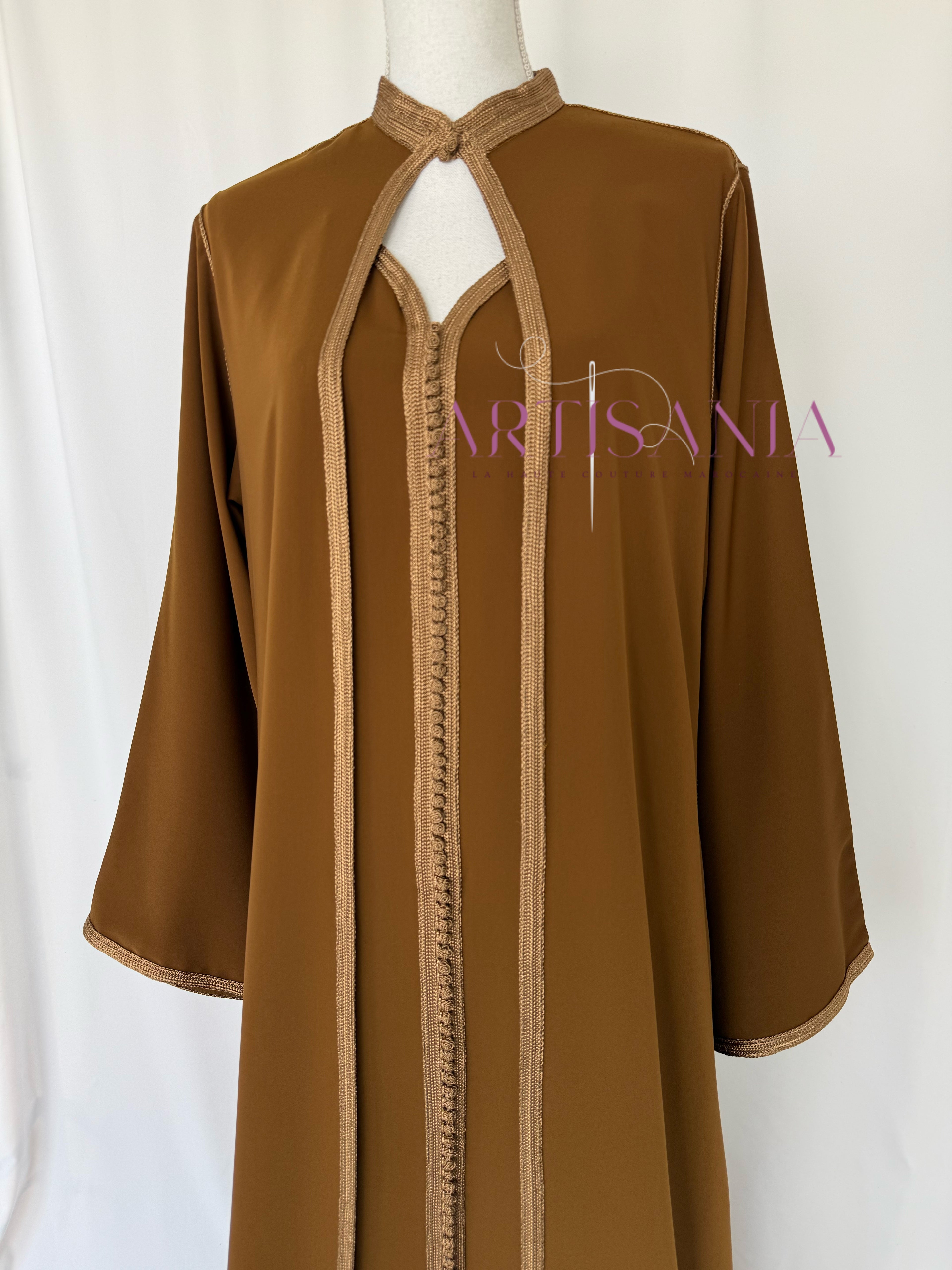 Caftan marocain avec cape modèle Ihsanne – Élégance et légèreté