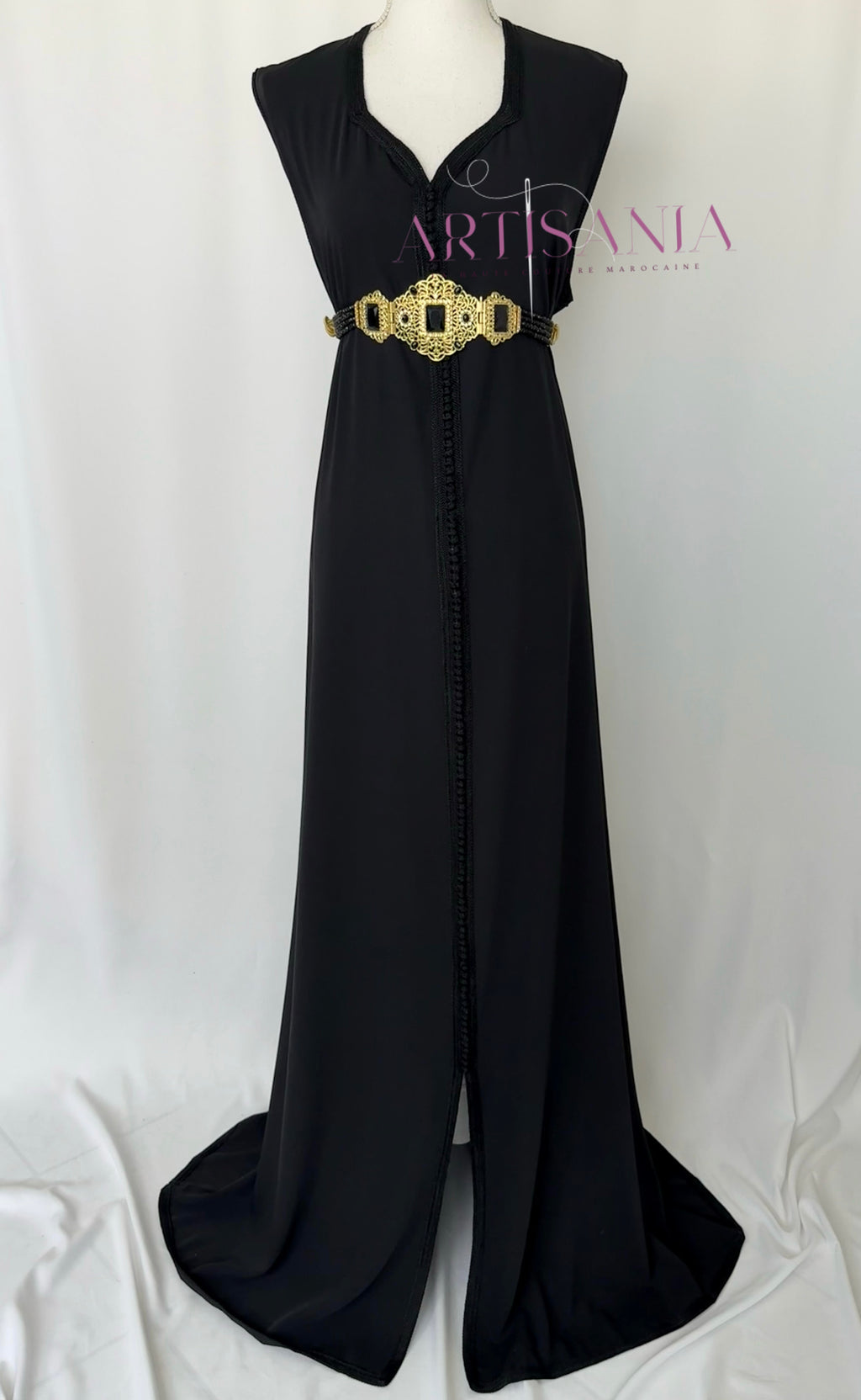 Caftan marocain avec cape modèle Ihsanne – Élégance et légèreté
