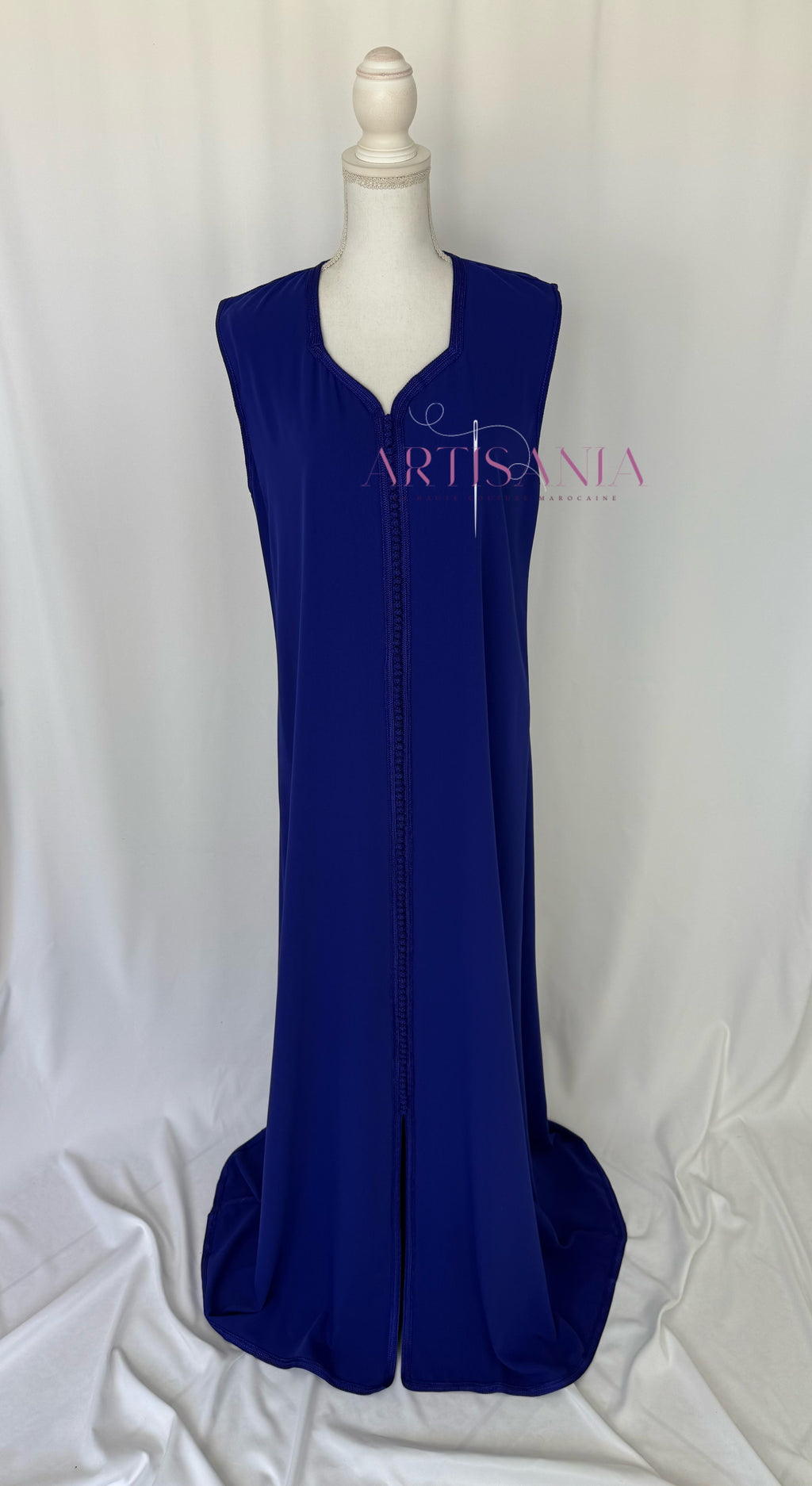 Caftan marocain avec cape modèle Ihsanne – Élégance et légèreté
