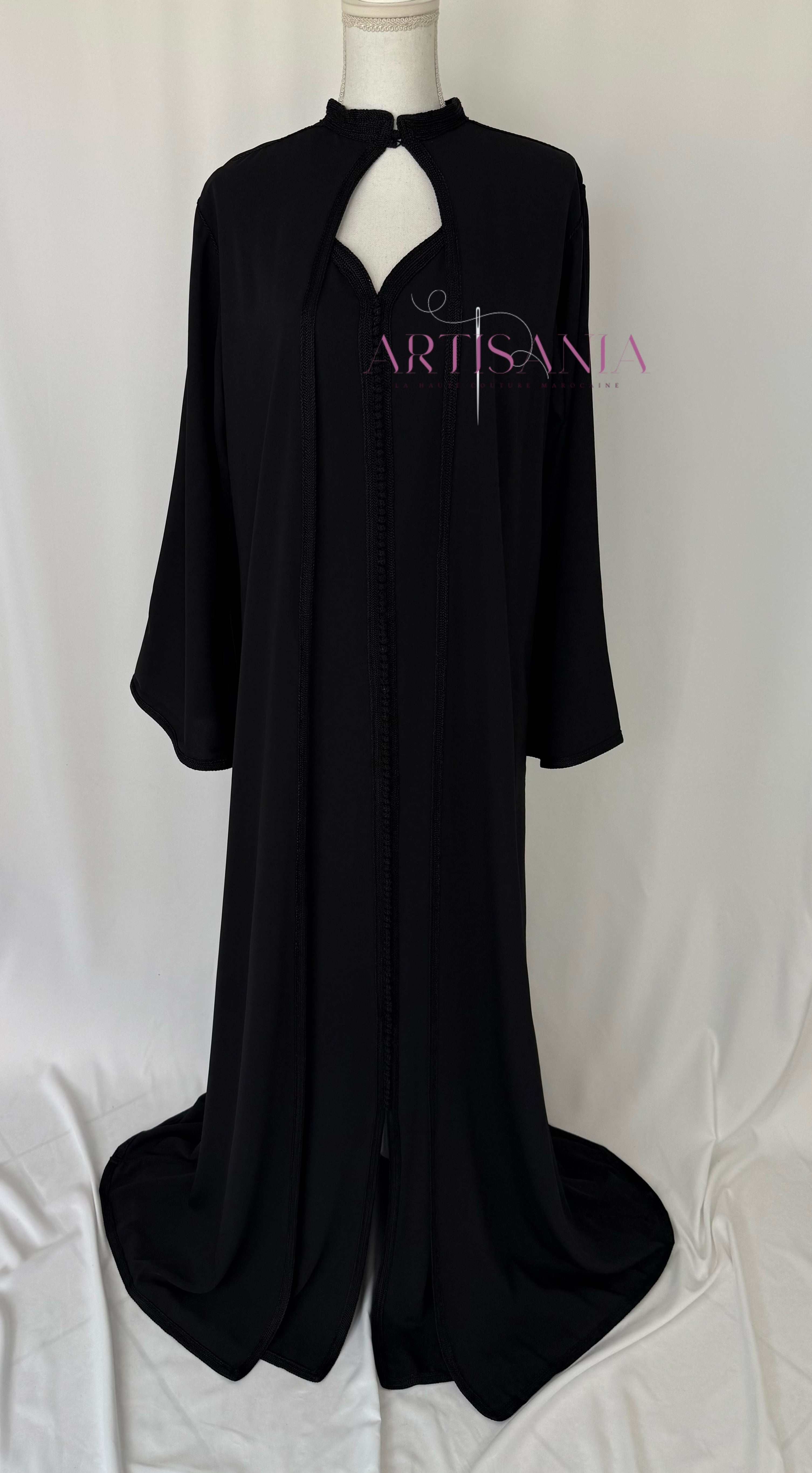 Caftan marocain avec cape modèle Ihsanne – Élégance et légèreté