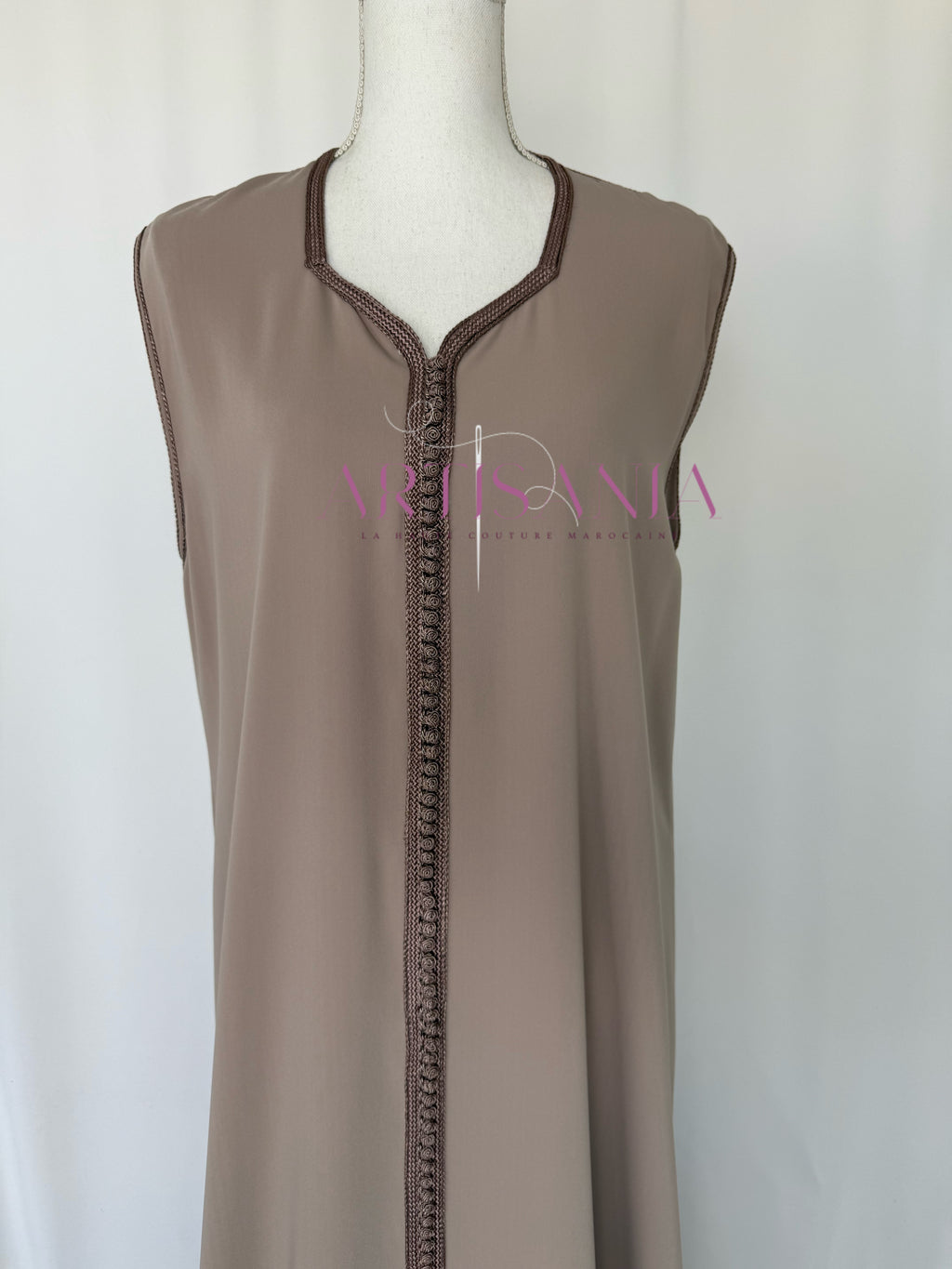 Caftan marocain avec cape modèle Ihsanne – Élégance et légèreté