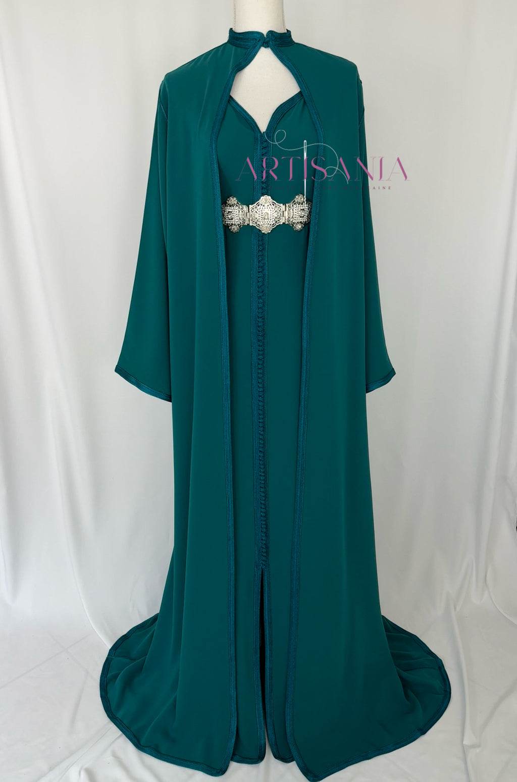 Caftan marocain avec cape modèle Ihsanne – Élégance et légèreté