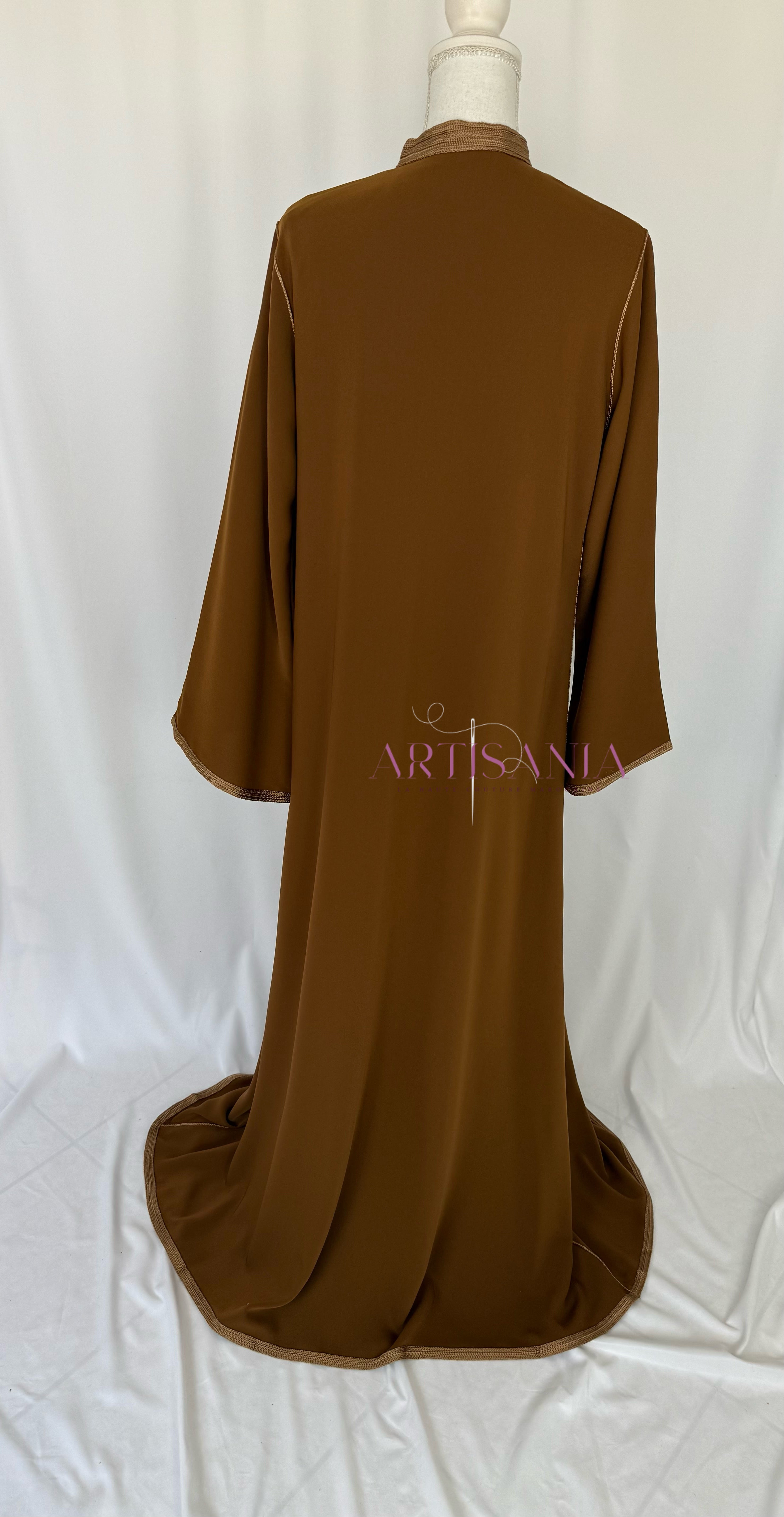 Caftan marocain avec cape modèle Ihsanne – Élégance et légèreté