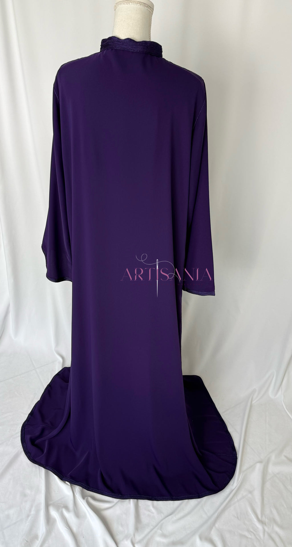 Caftan marocain avec cape modèle Ihsanne – Élégance et légèreté