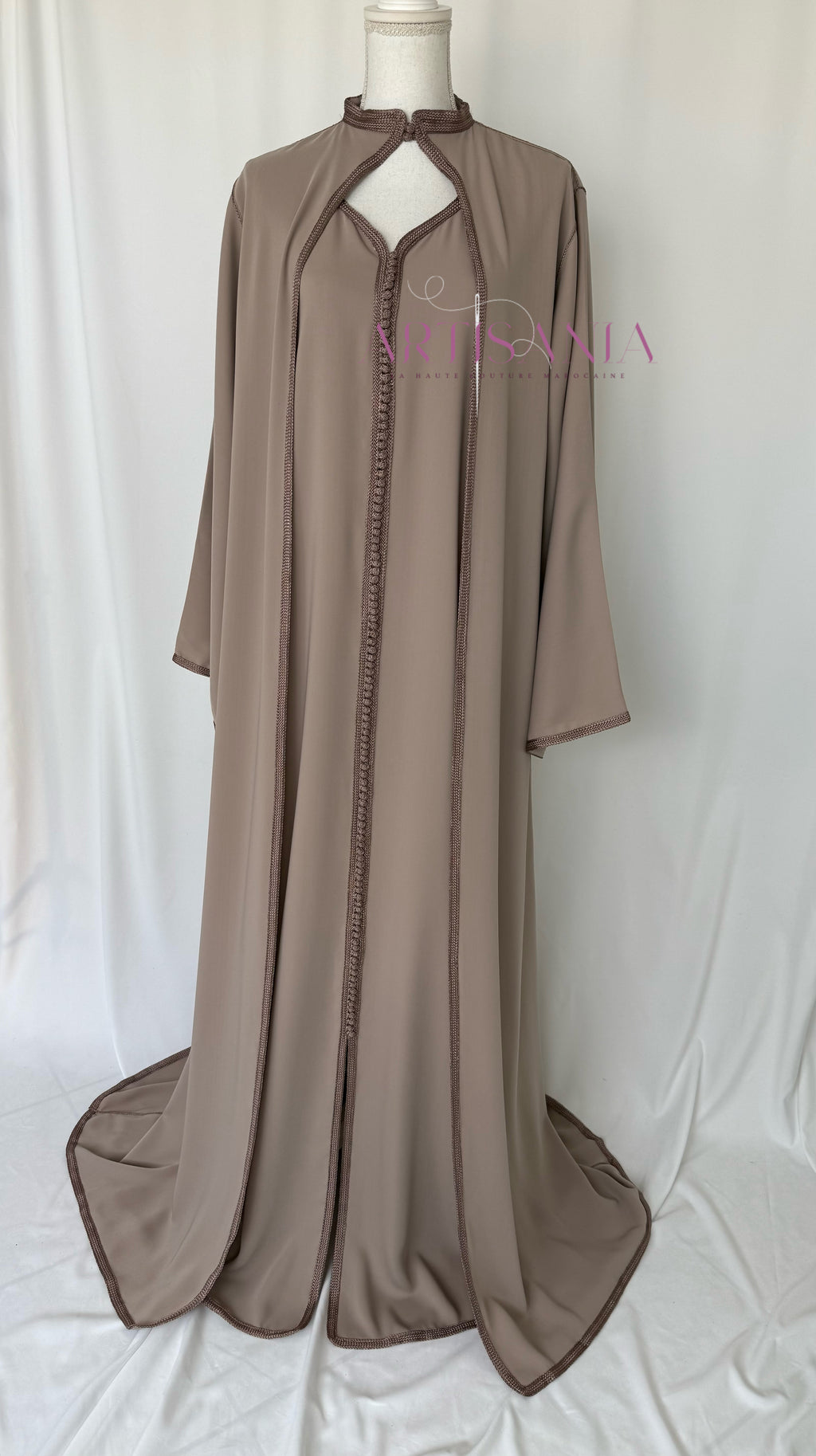 Caftan marocain avec cape modèle Ihsanne – Élégance et légèreté