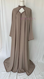 Caftan marocain avec cape modèle Ihsanne – Élégance et légèreté
