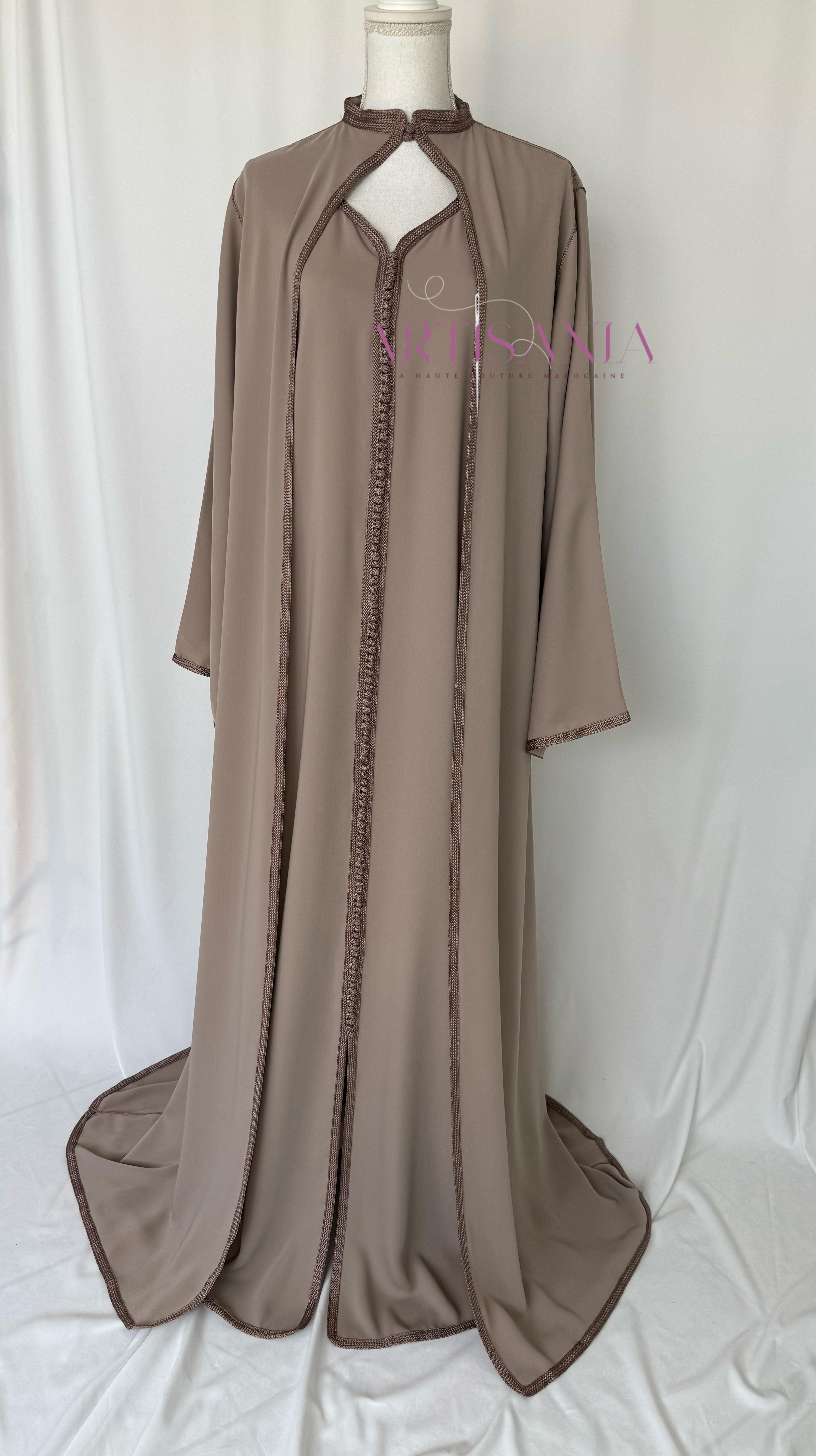 Caftan marocain avec cape modèle Ihsanne – Élégance et légèreté