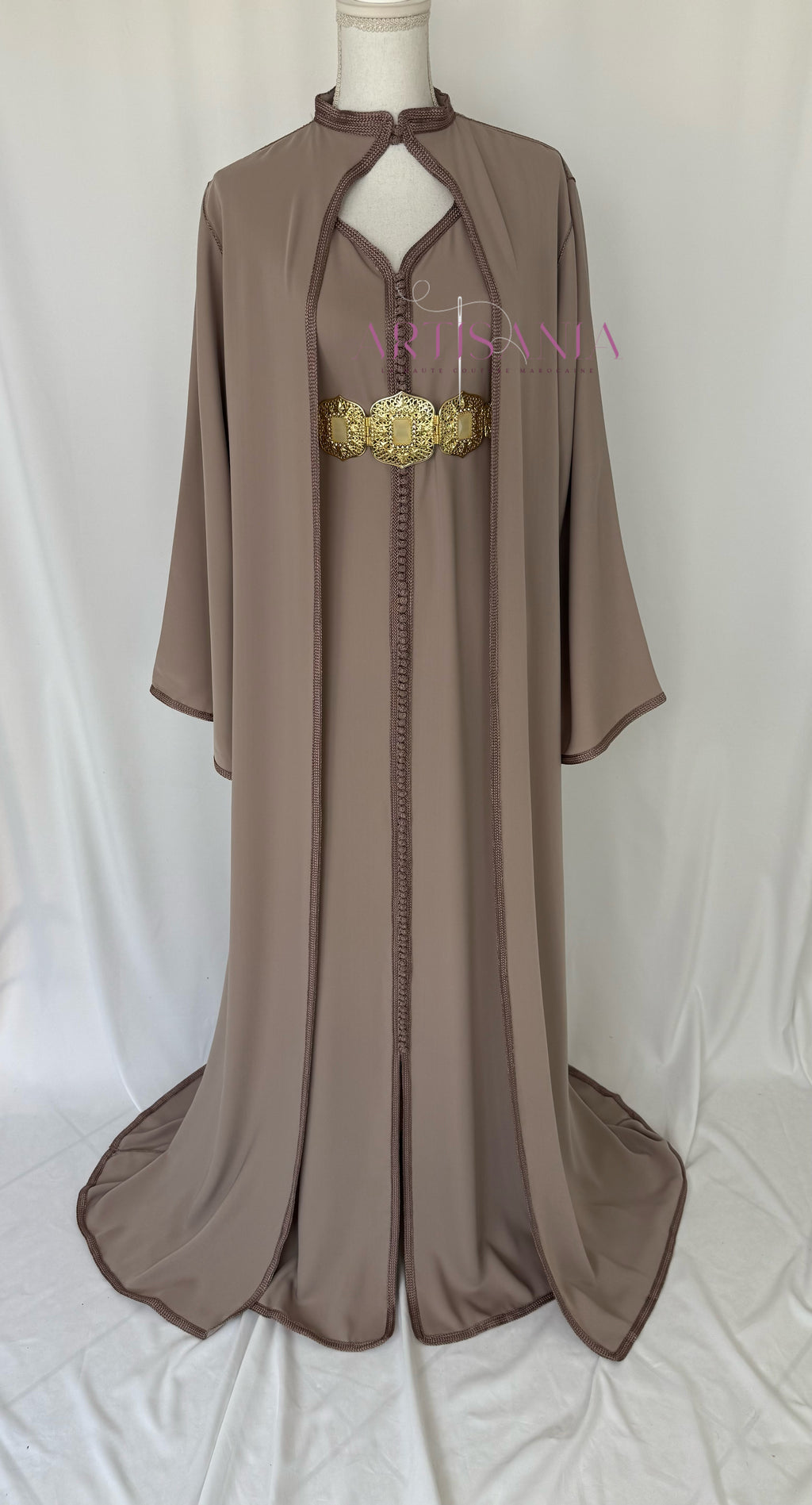 Caftan marocain avec cape modèle Ihsanne – Élégance et légèreté