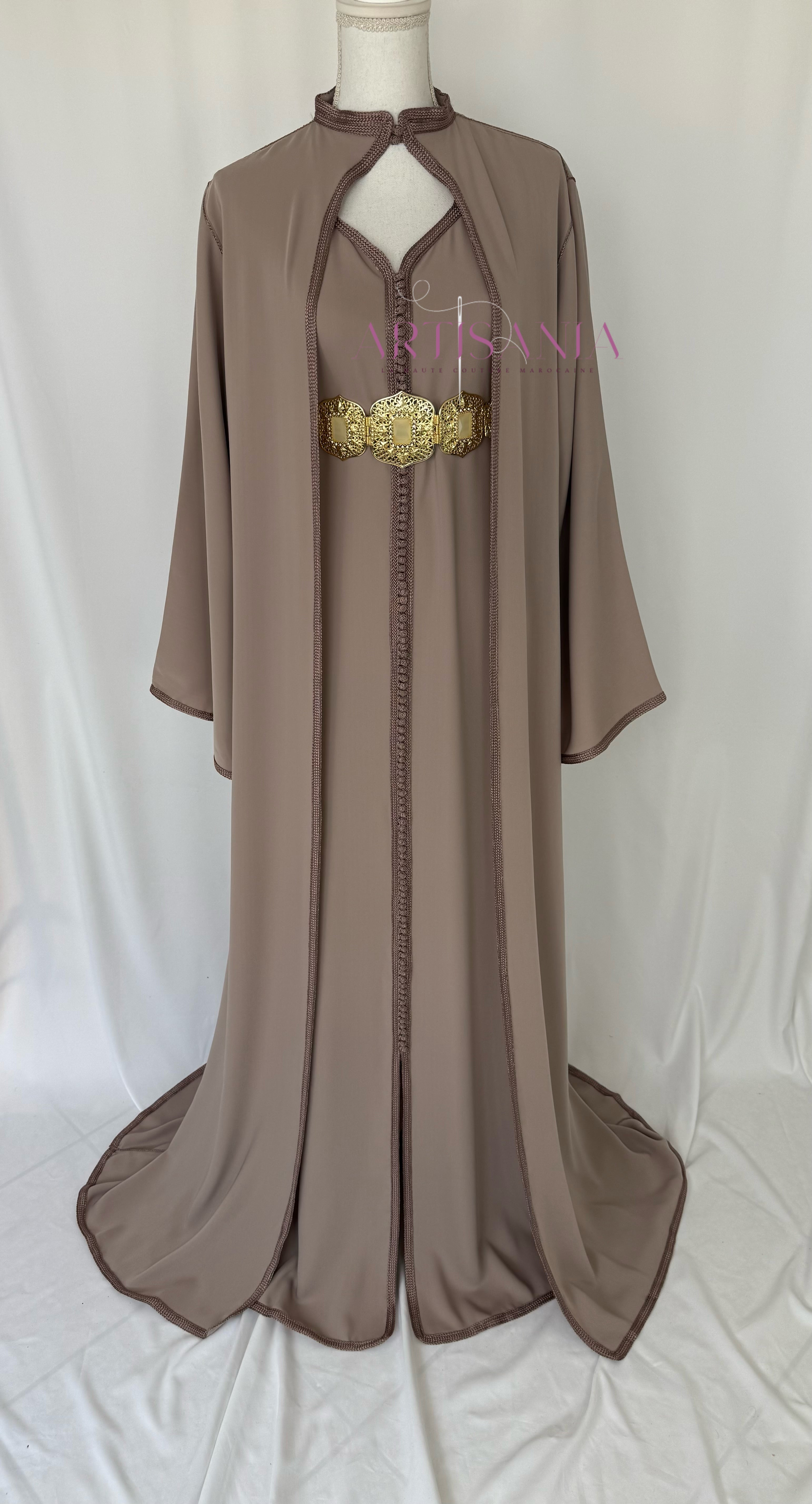 Caftan marocain avec cape modèle Ihsanne – Élégance et légèreté