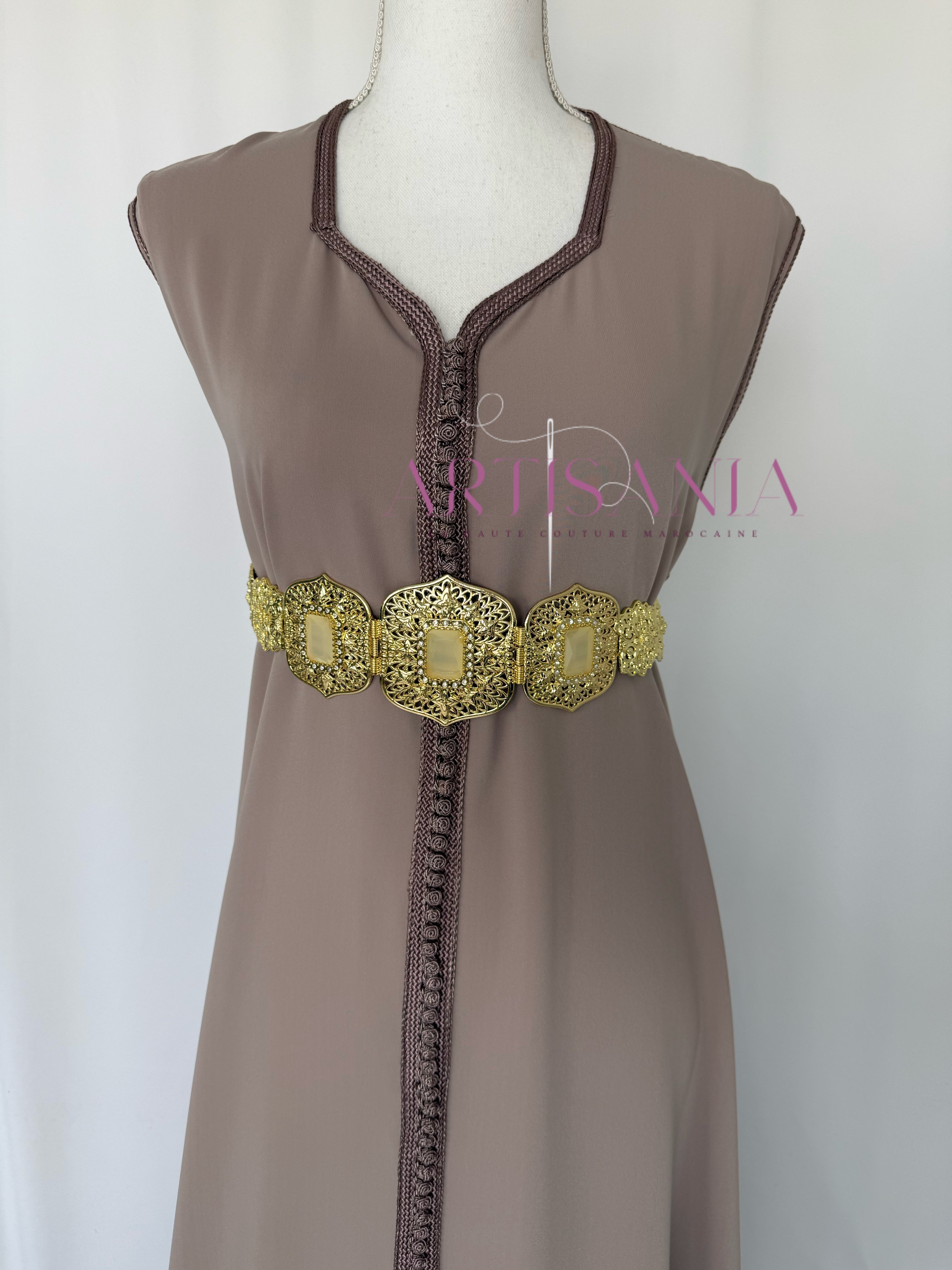 Caftan marocain avec cape modèle Ihsanne – Élégance et légèreté