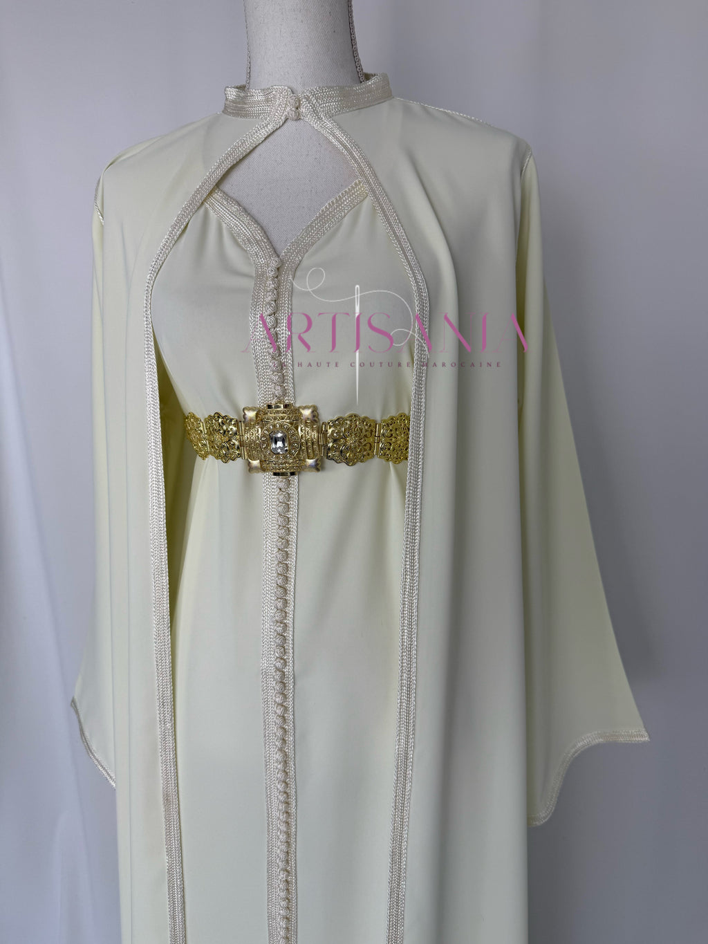 Caftan marocain avec cape modèle Ihsanne – Élégance et légèreté