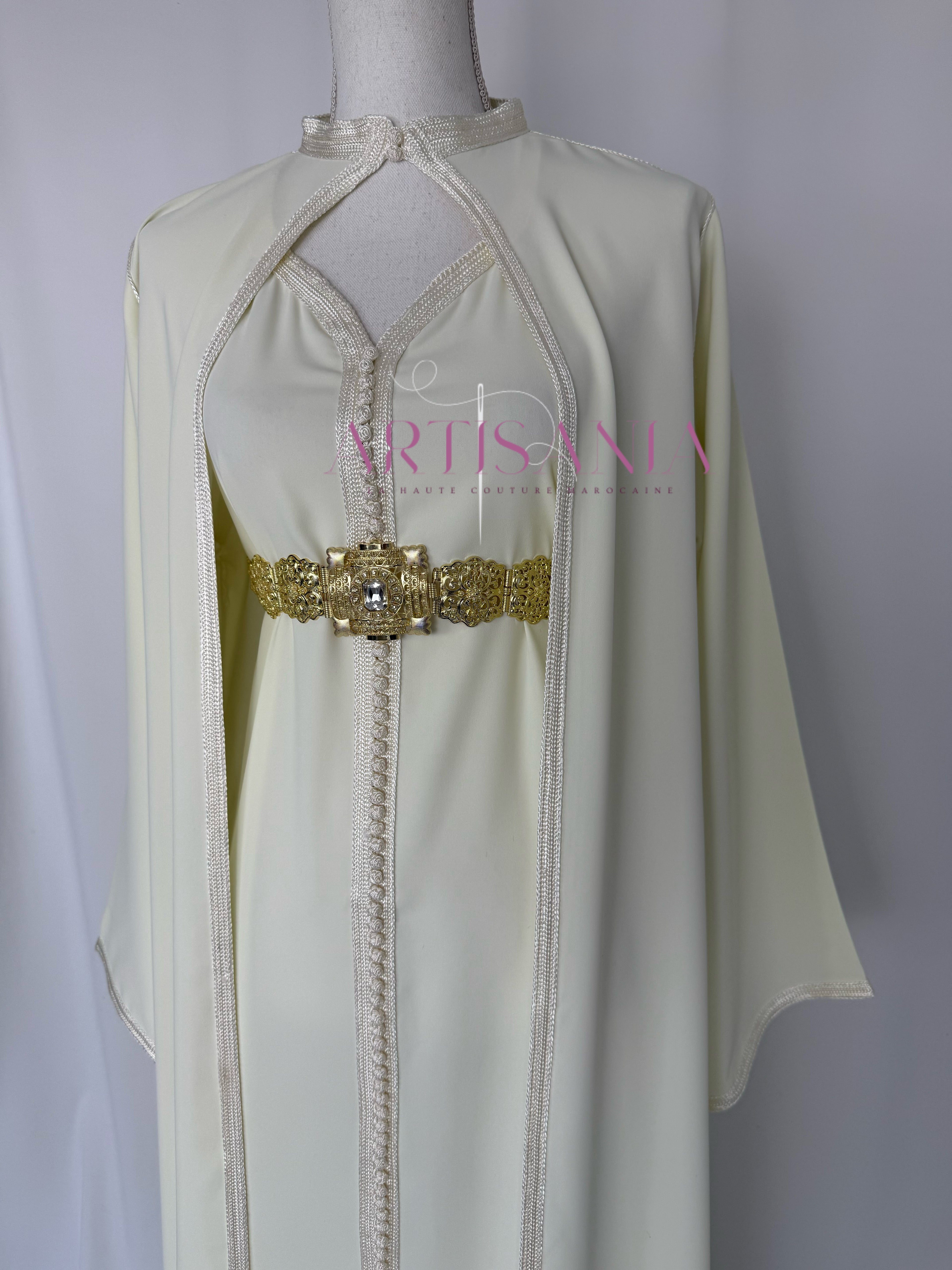 Caftan marocain avec cape modèle Ihsanne – Élégance et légèreté