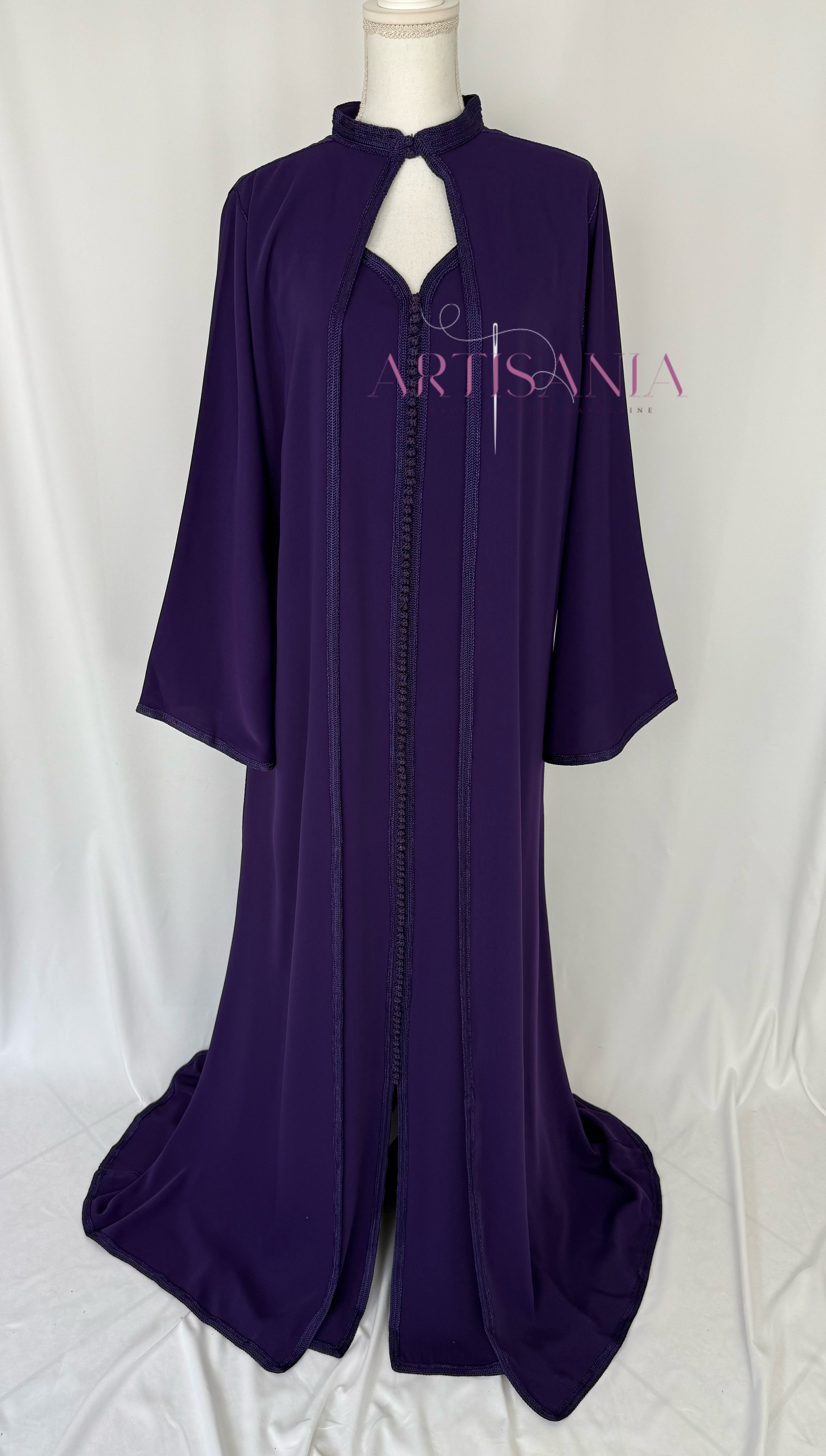 Caftan marocain avec cape modèle Ihsanne – Élégance et légèreté