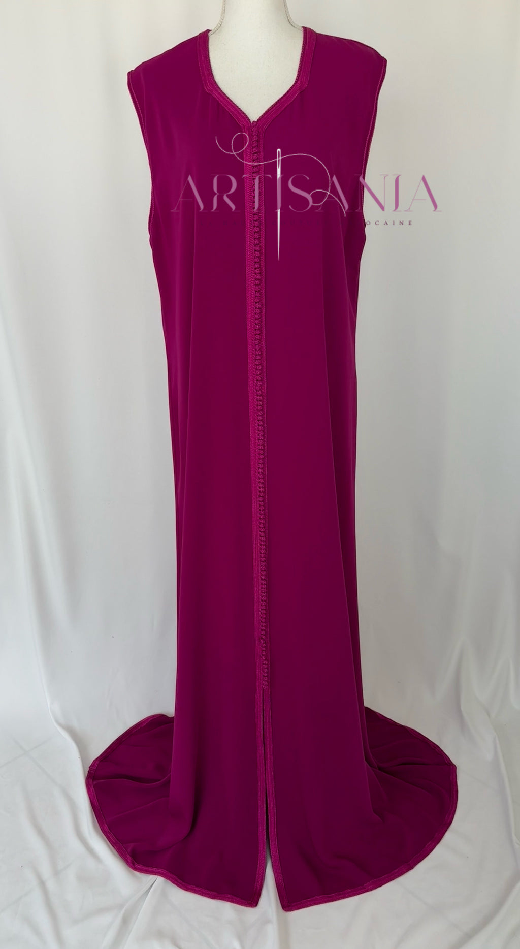 Caftan marocain avec cape modèle Ihsanne – Élégance et légèreté