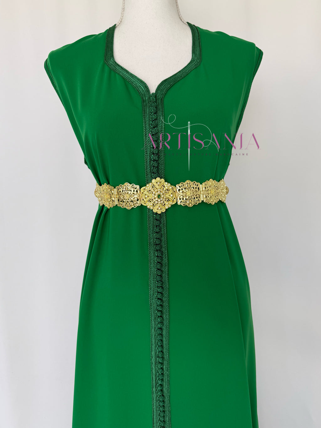 Caftan marocain avec cape modèle Ihsanne – Élégance et légèreté