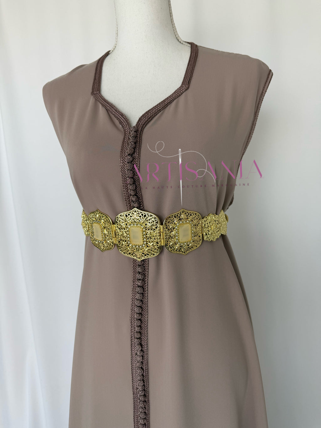 Caftan marocain avec cape modèle Ihsanne – Élégance et légèreté