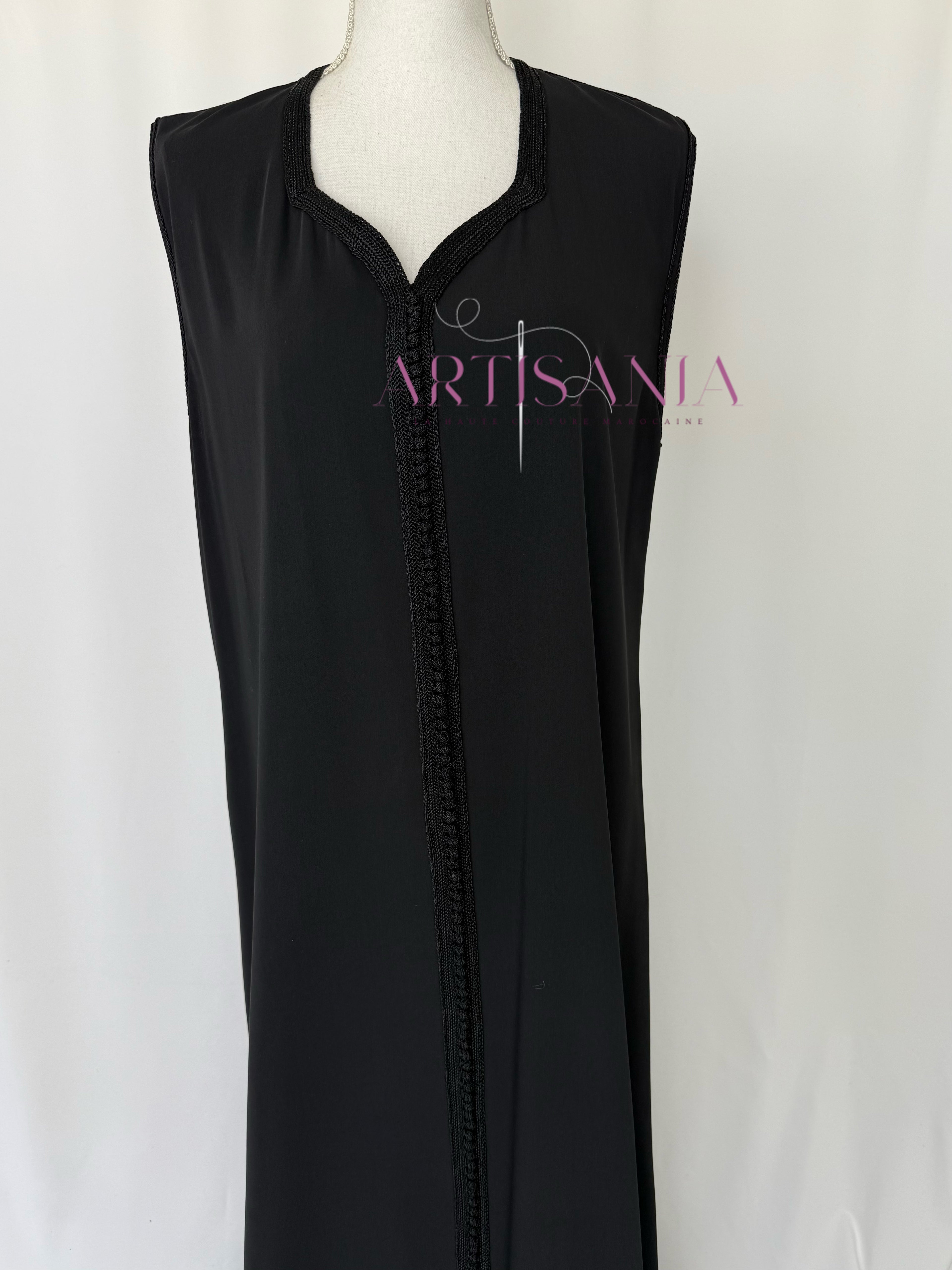 Caftan marocain avec cape modèle Ihsanne – Élégance et légèreté