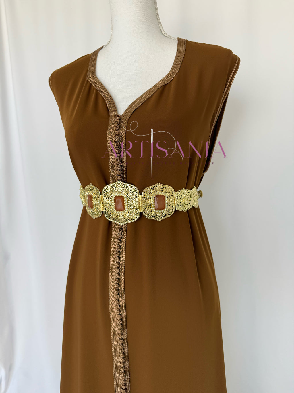 Caftan marocain avec cape modèle Ihsanne – Élégance et légèreté