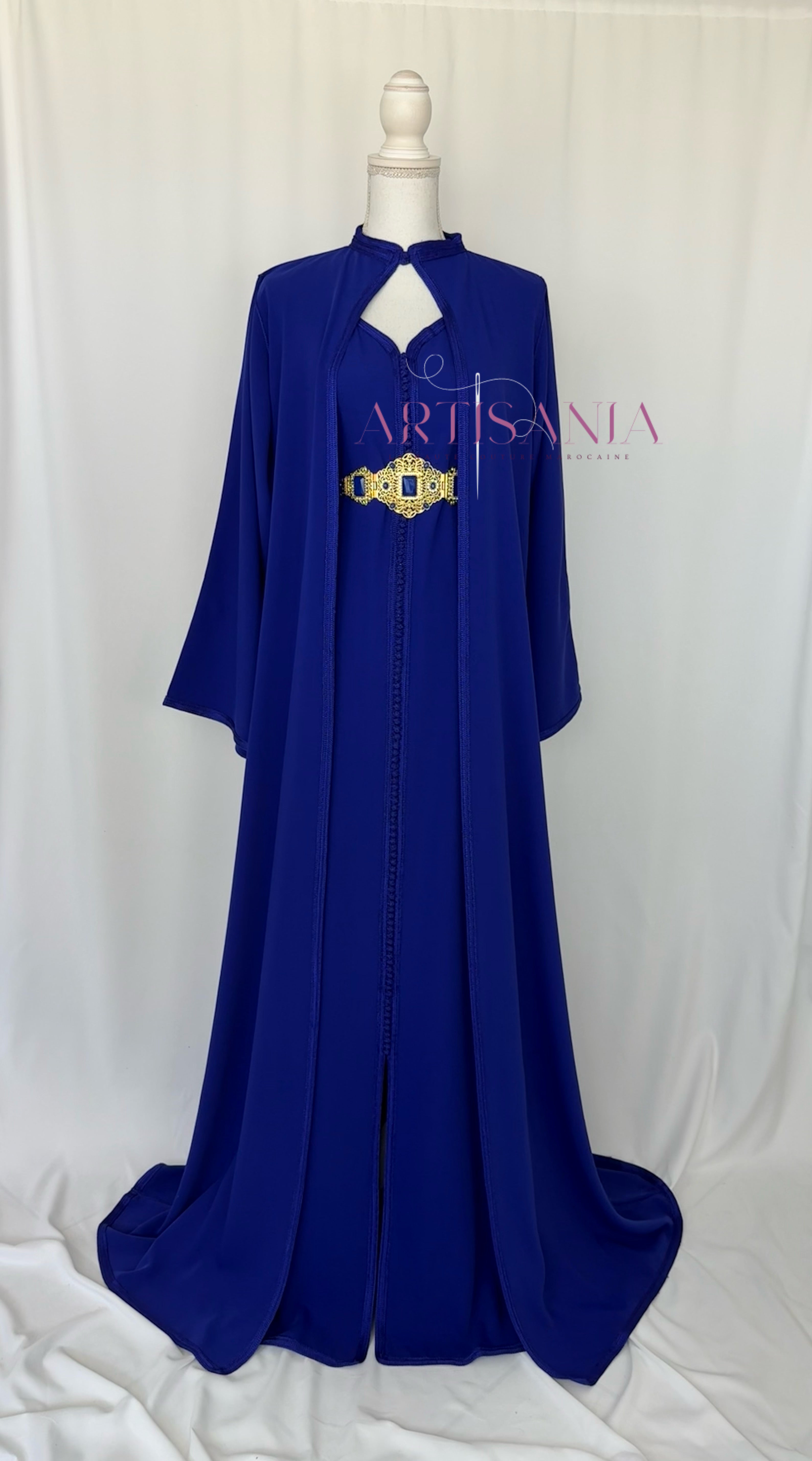 Caftan marocain avec cape modèle Ihsanne – Élégance et légèreté