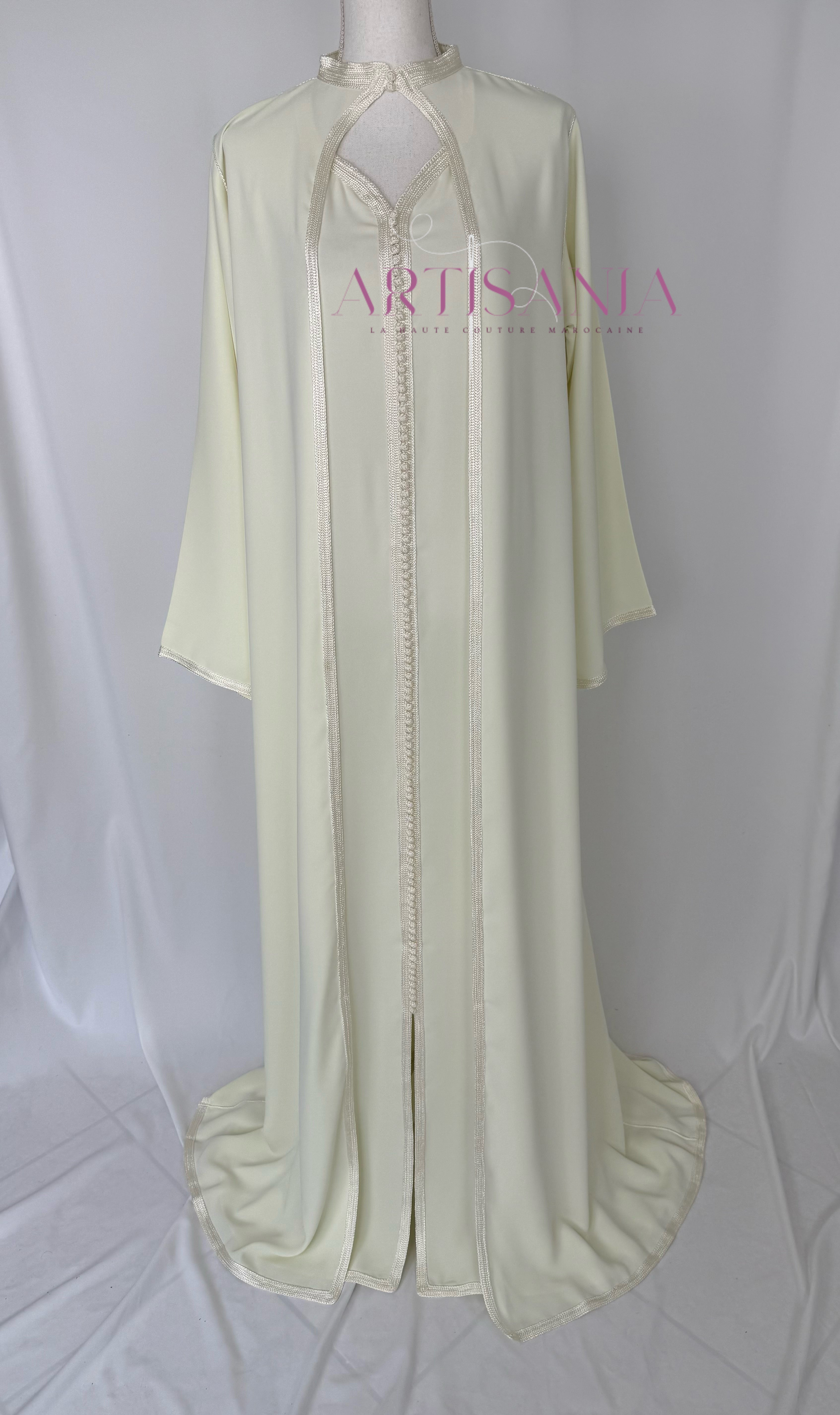 Caftan marocain avec cape modèle Ihsanne – Élégance et légèreté