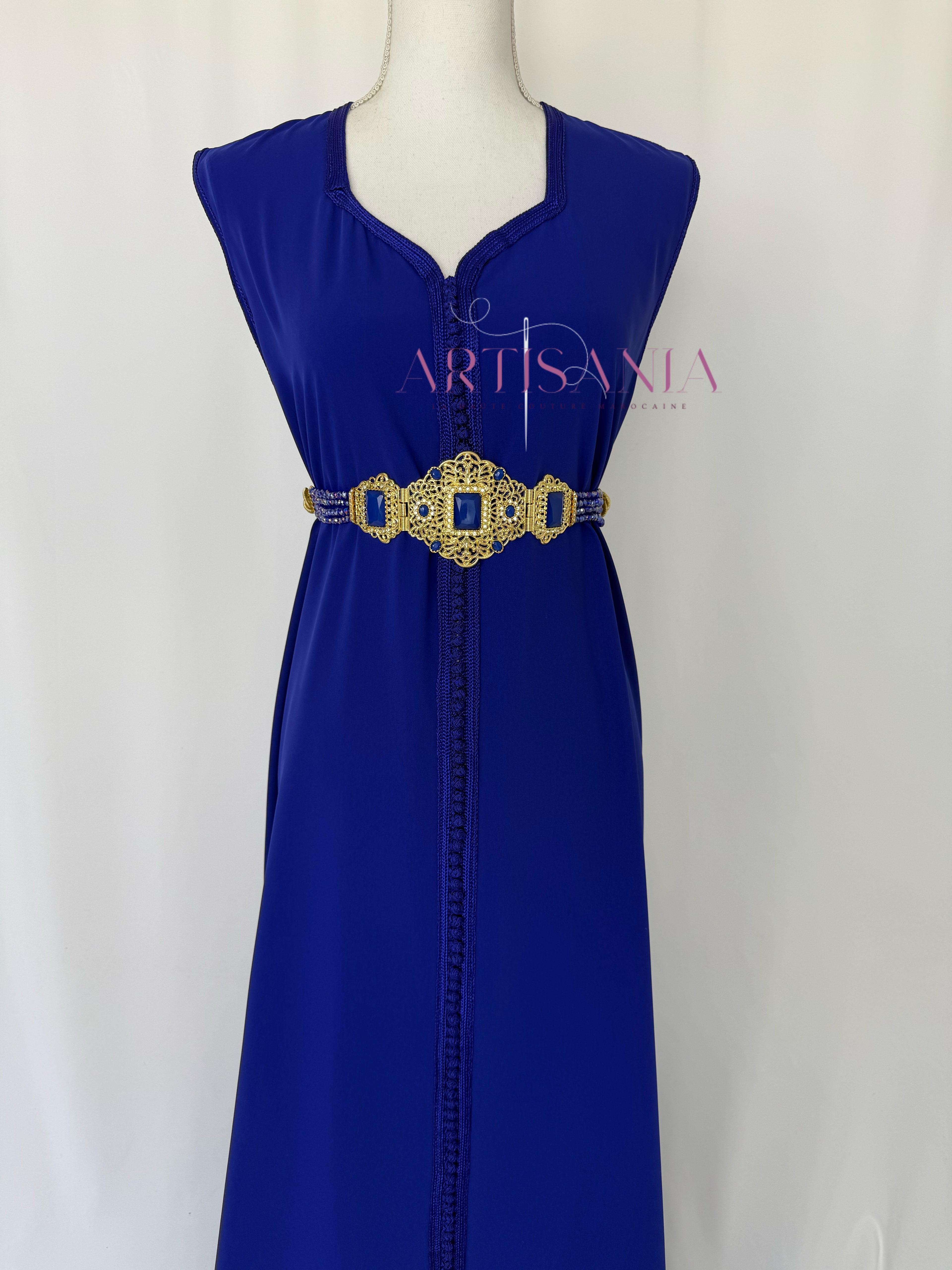 Caftan marocain avec cape modèle Ihsanne – Élégance et légèreté