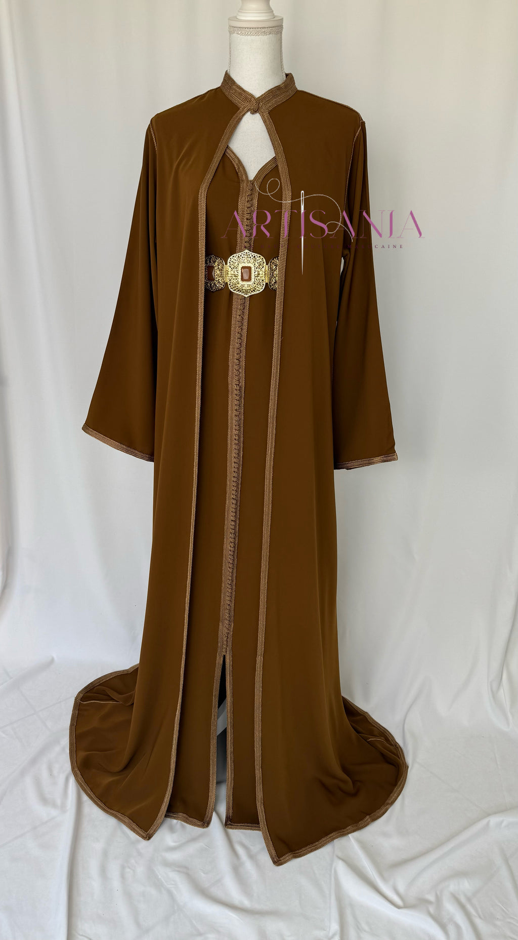 Caftan marocain avec cape modèle Ihsanne – Élégance et légèreté