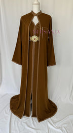 Caftan marocain avec cape modèle Ihsanne – Élégance et légèreté