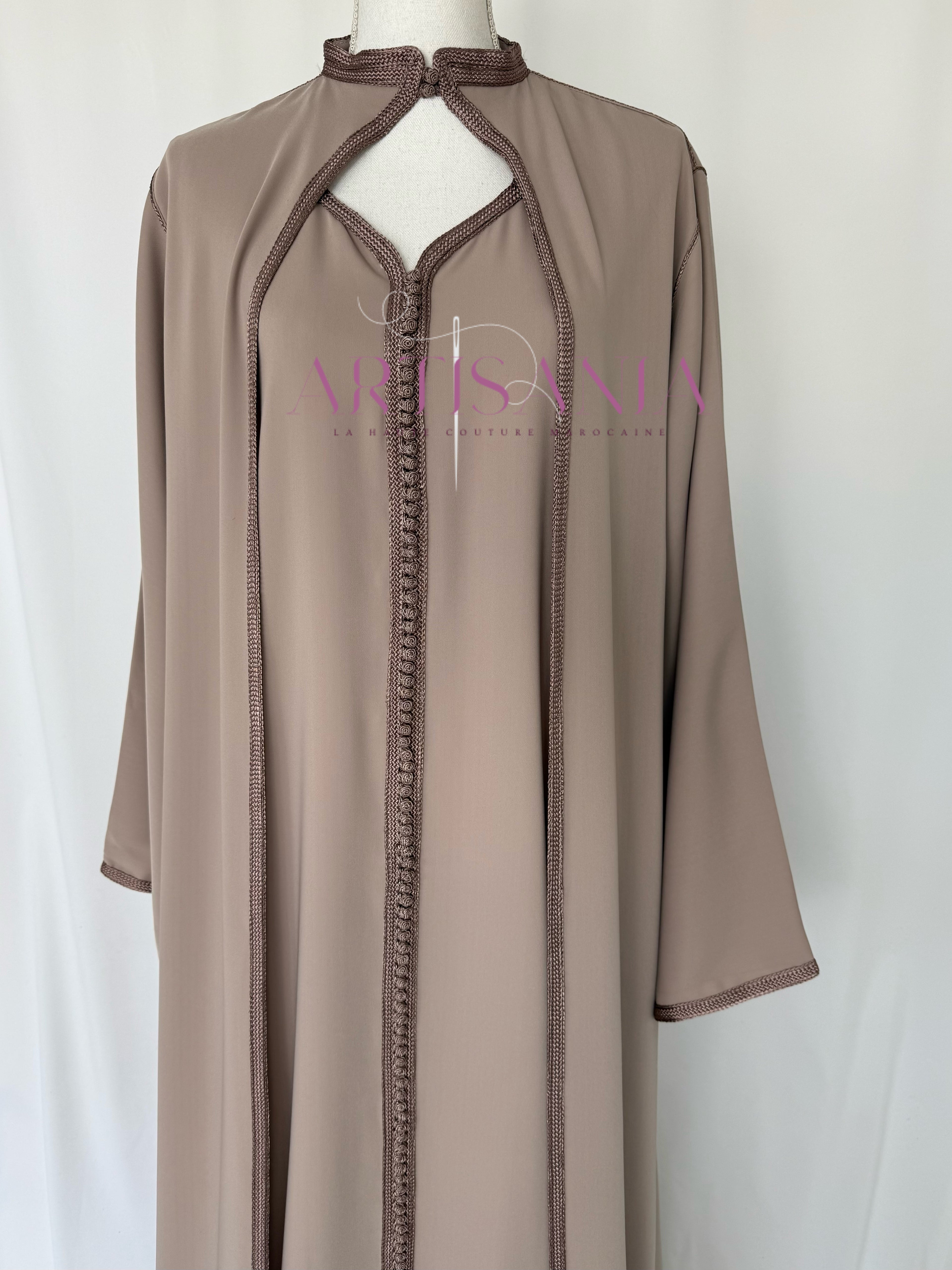 Caftan marocain avec cape modèle Ihsanne – Élégance et légèreté