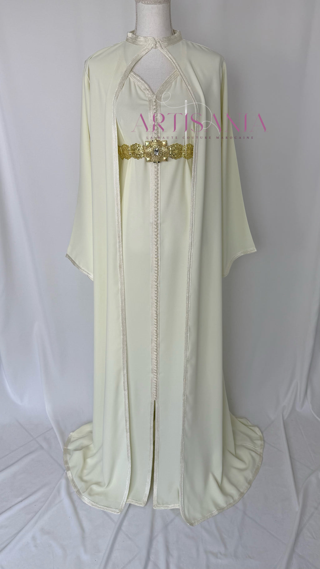 Caftan marocain avec cape modèle Ihsanne – Élégance et légèreté