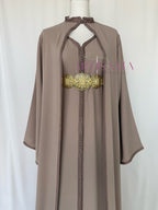 Caftan marocain avec cape modèle Ihsanne – Élégance et légèreté