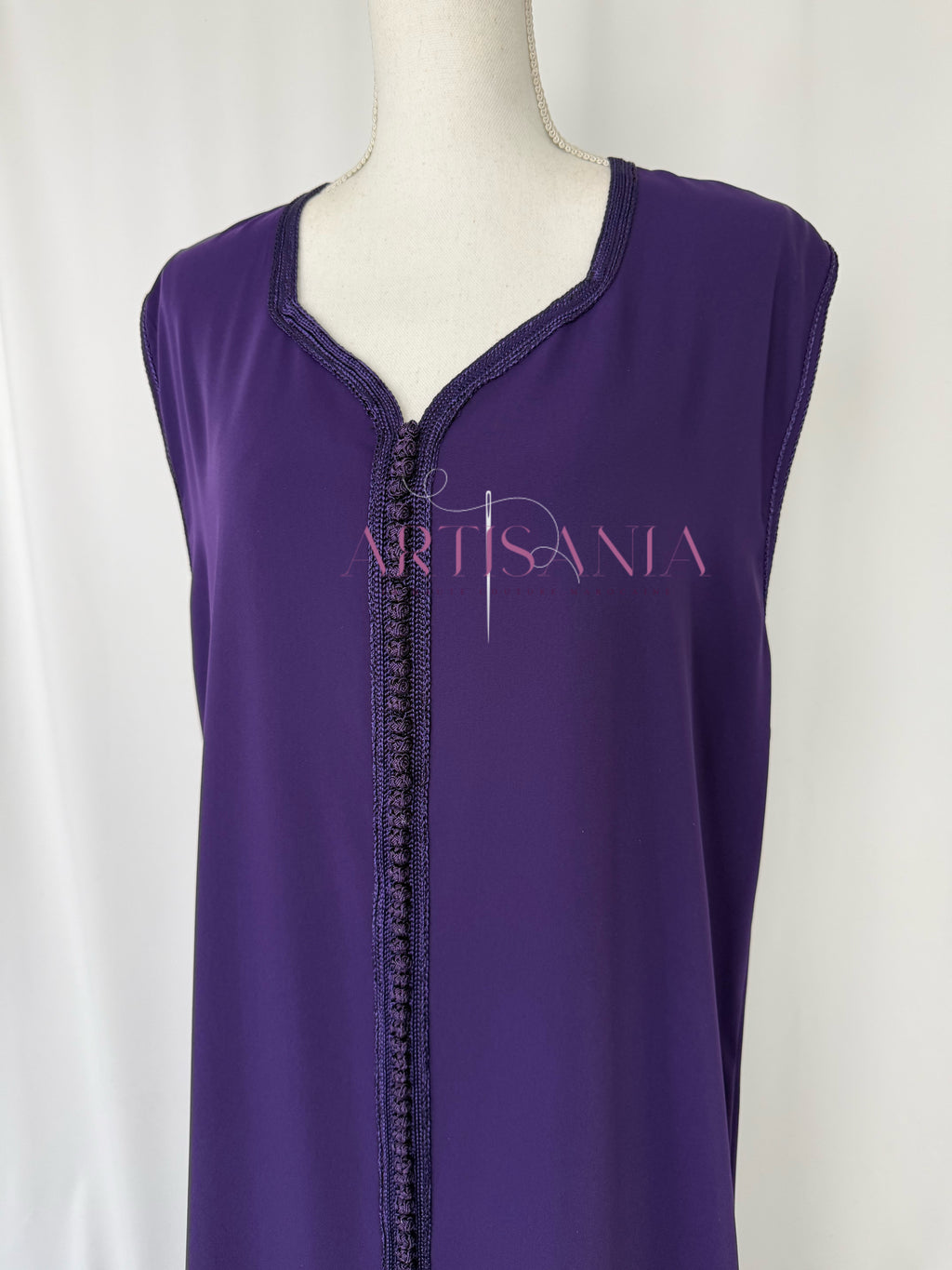 Caftan marocain avec cape modèle Ihsanne – Élégance et légèreté