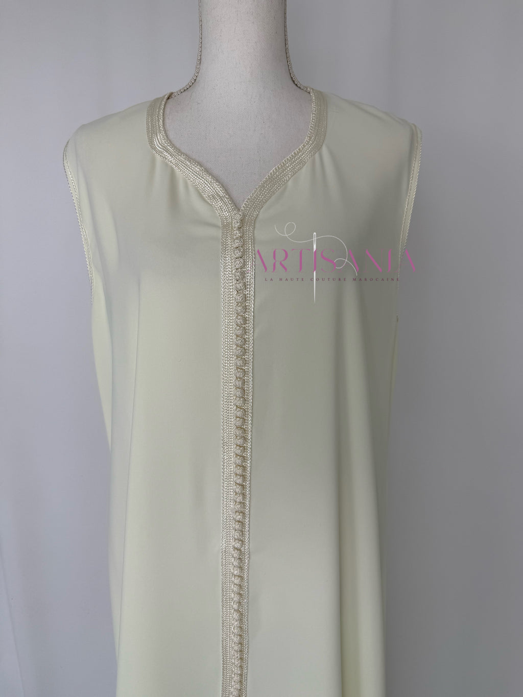 Caftan marocain avec cape modèle Ihsanne – Élégance et légèreté