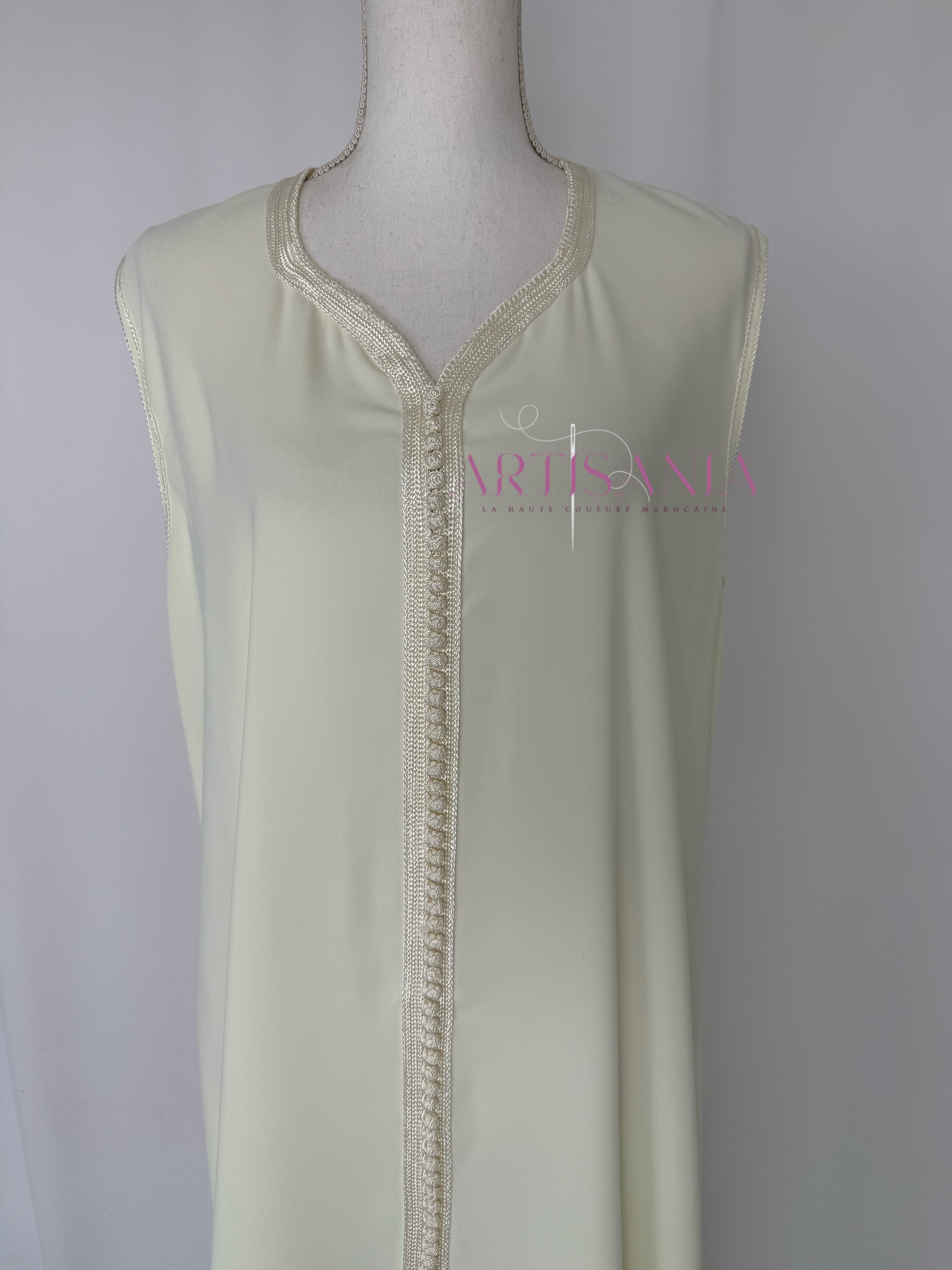 Caftan marocain avec cape modèle Ihsanne – Élégance et légèreté