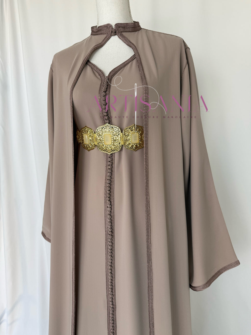 Caftan marocain avec cape modèle Ihsanne – Élégance et légèreté