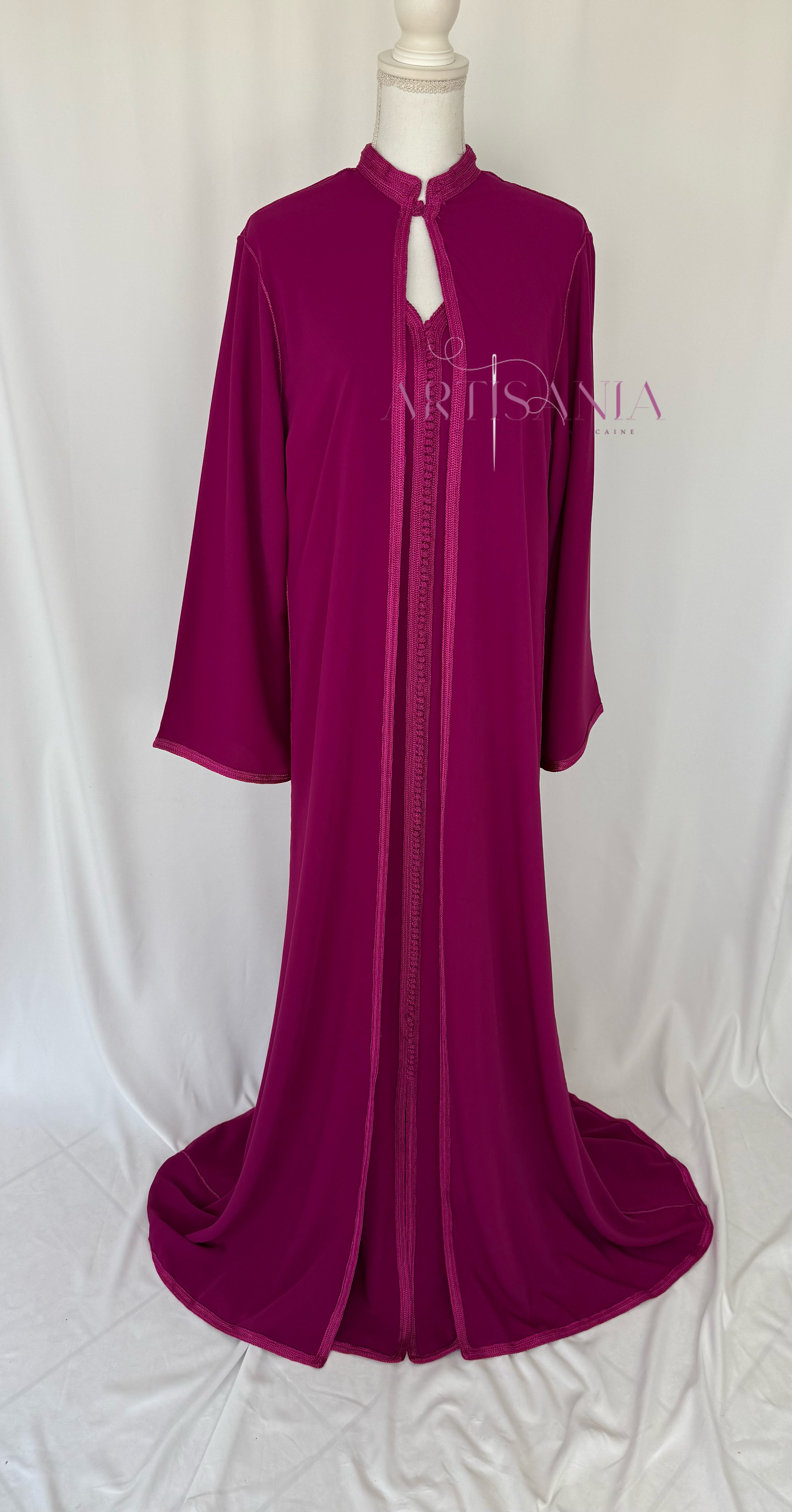 Caftan marocain avec cape modèle Ihsanne – Élégance et légèreté