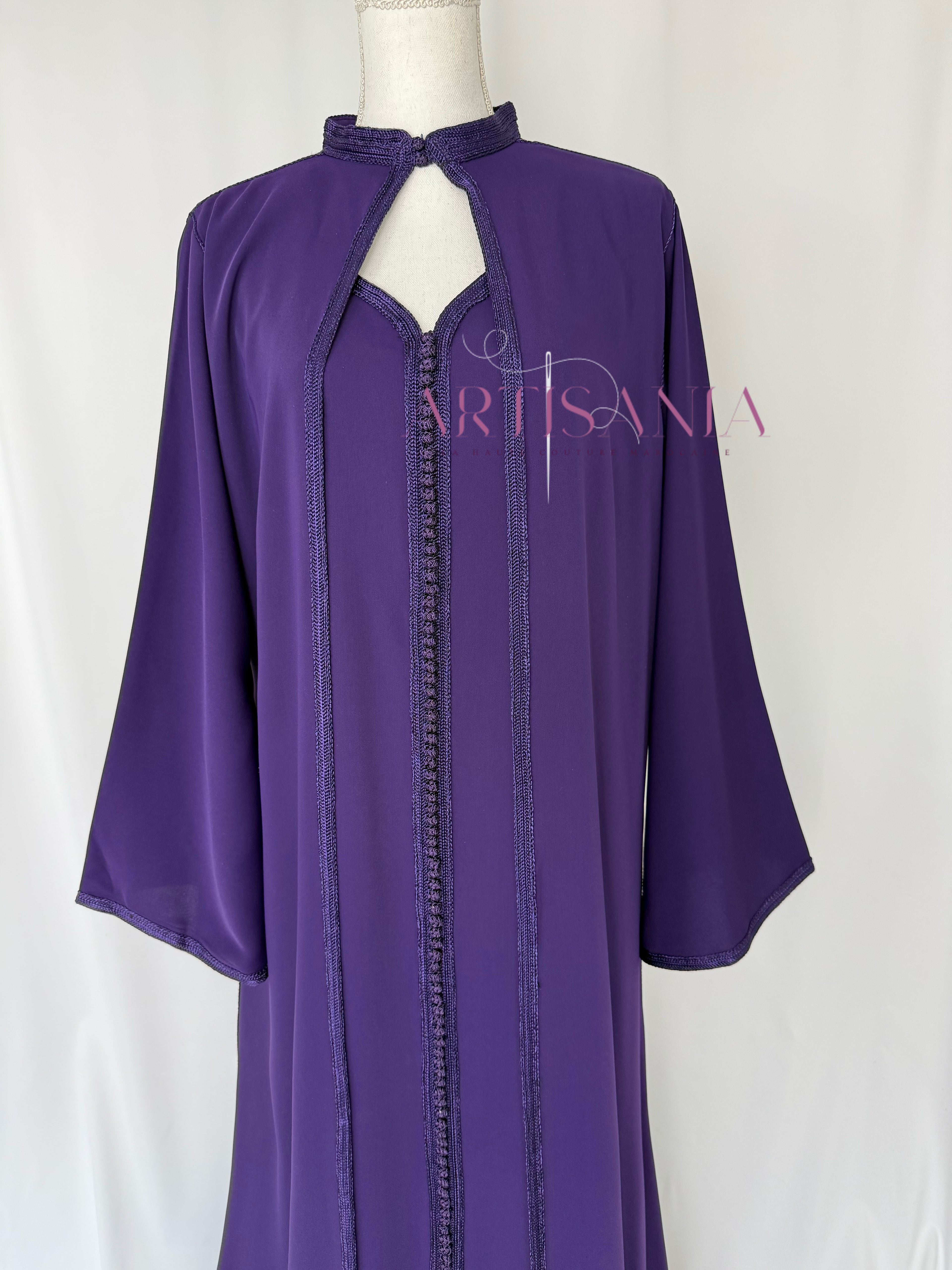 Caftan marocain avec cape modèle Ihsanne – Élégance et légèreté