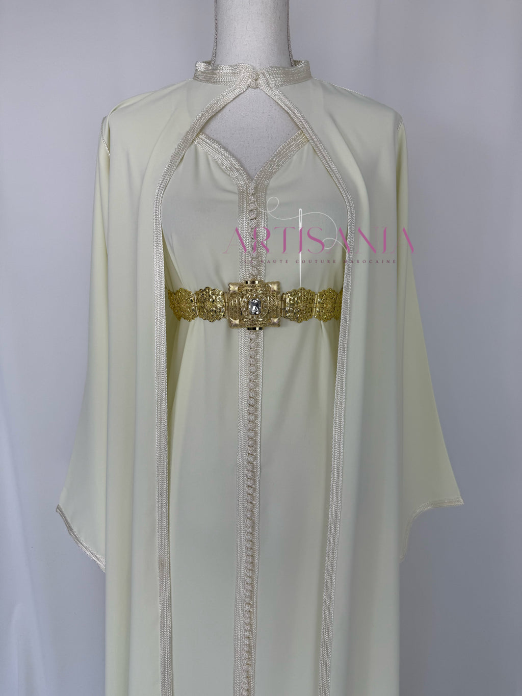 Caftan marocain avec cape modèle Ihsanne – Élégance et légèreté