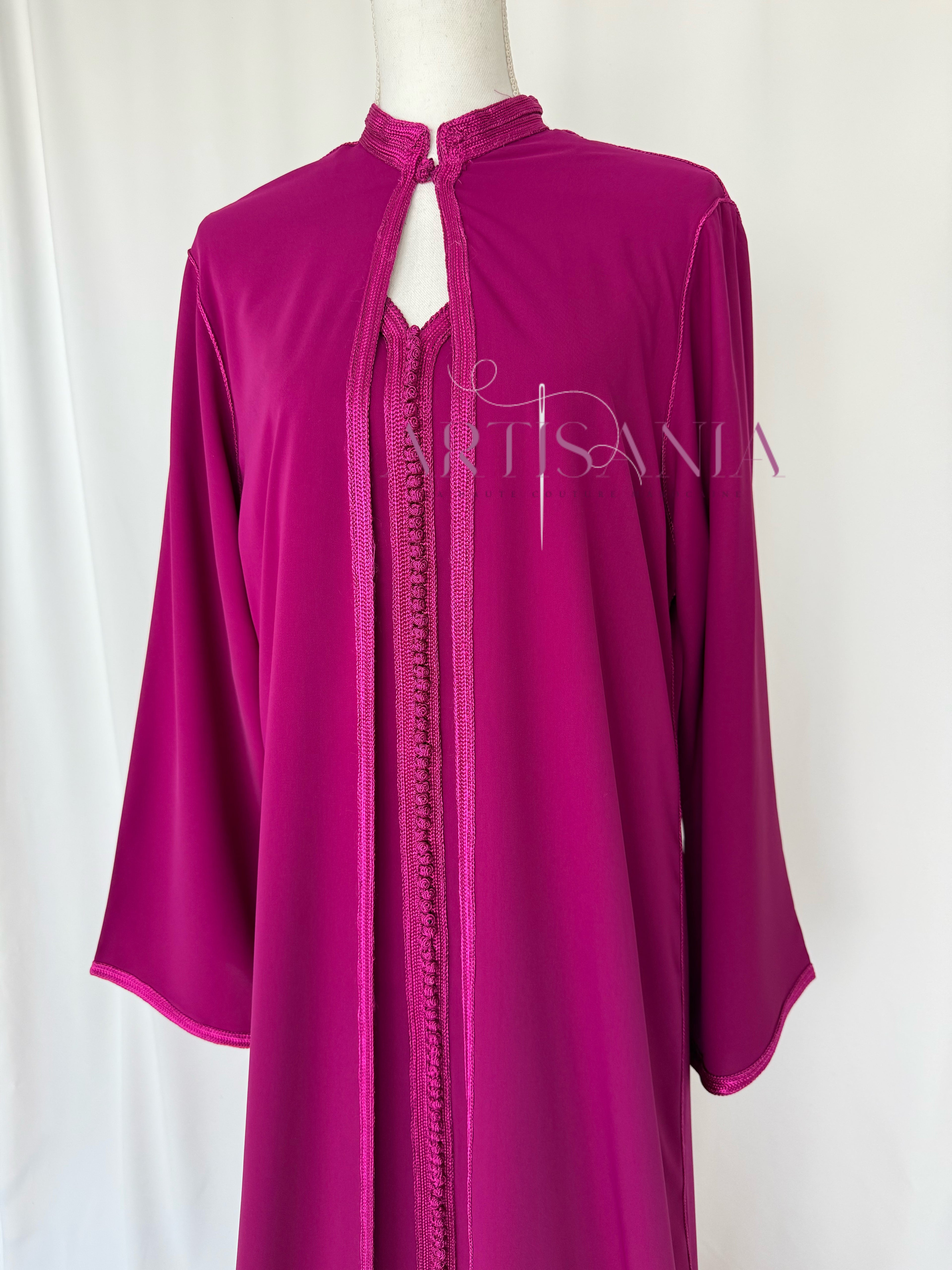 Caftan marocain avec cape modèle Ihsanne – Élégance et légèreté