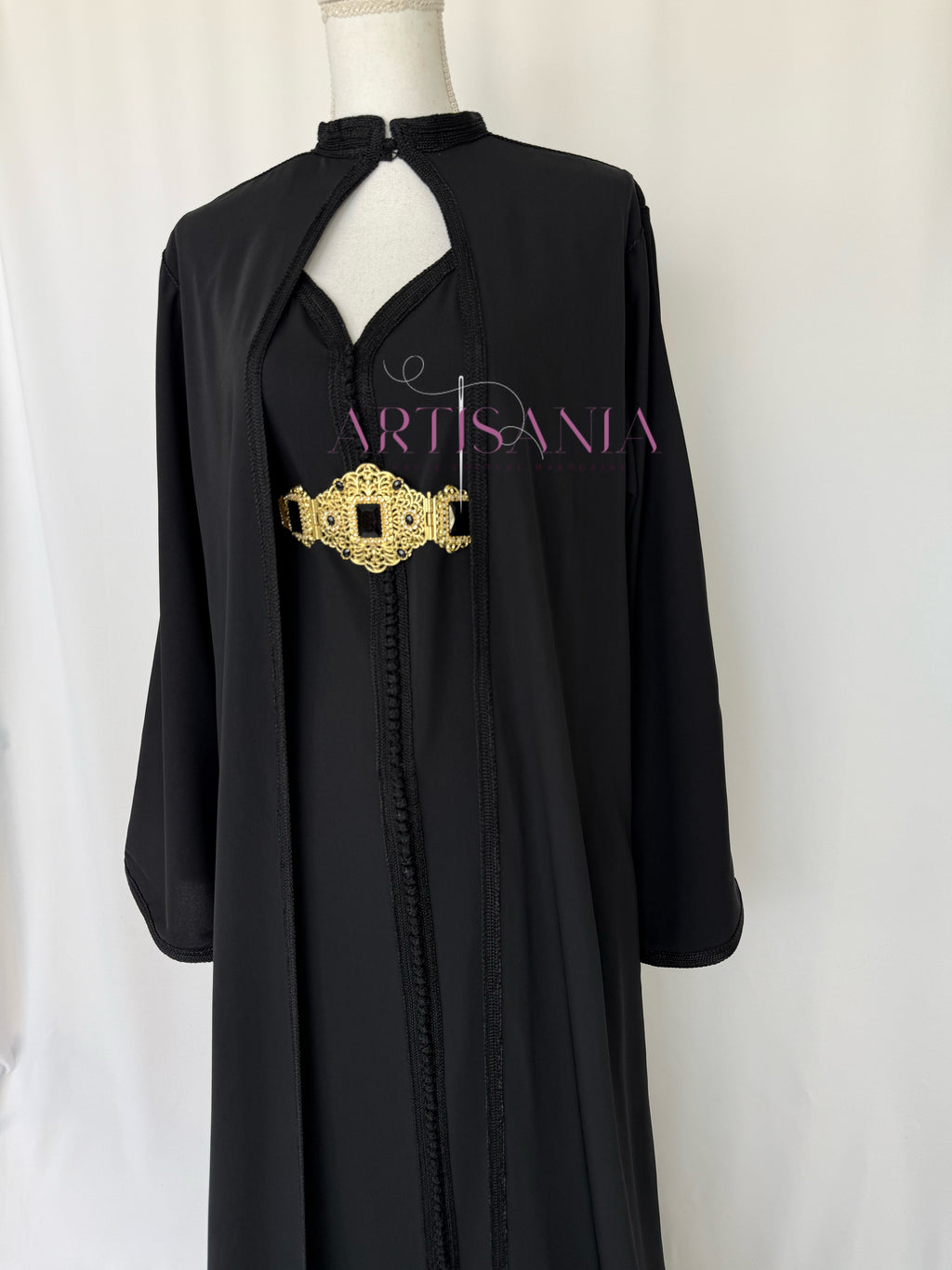 Caftan marocain avec cape modèle Ihsanne – Élégance et légèreté