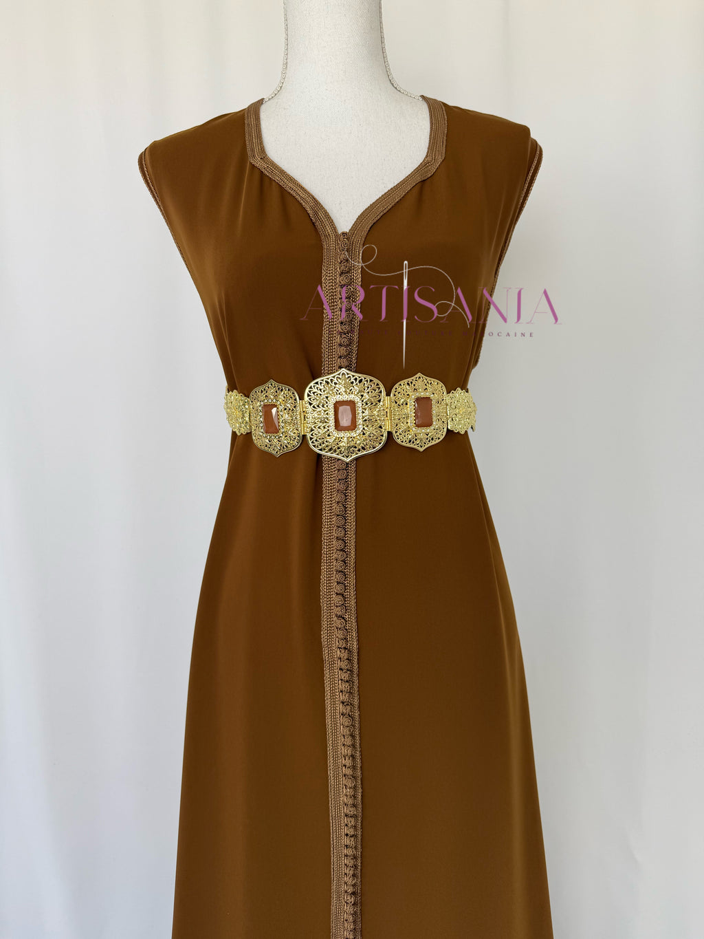 Caftan marocain avec cape modèle Ihsanne – Élégance et légèreté