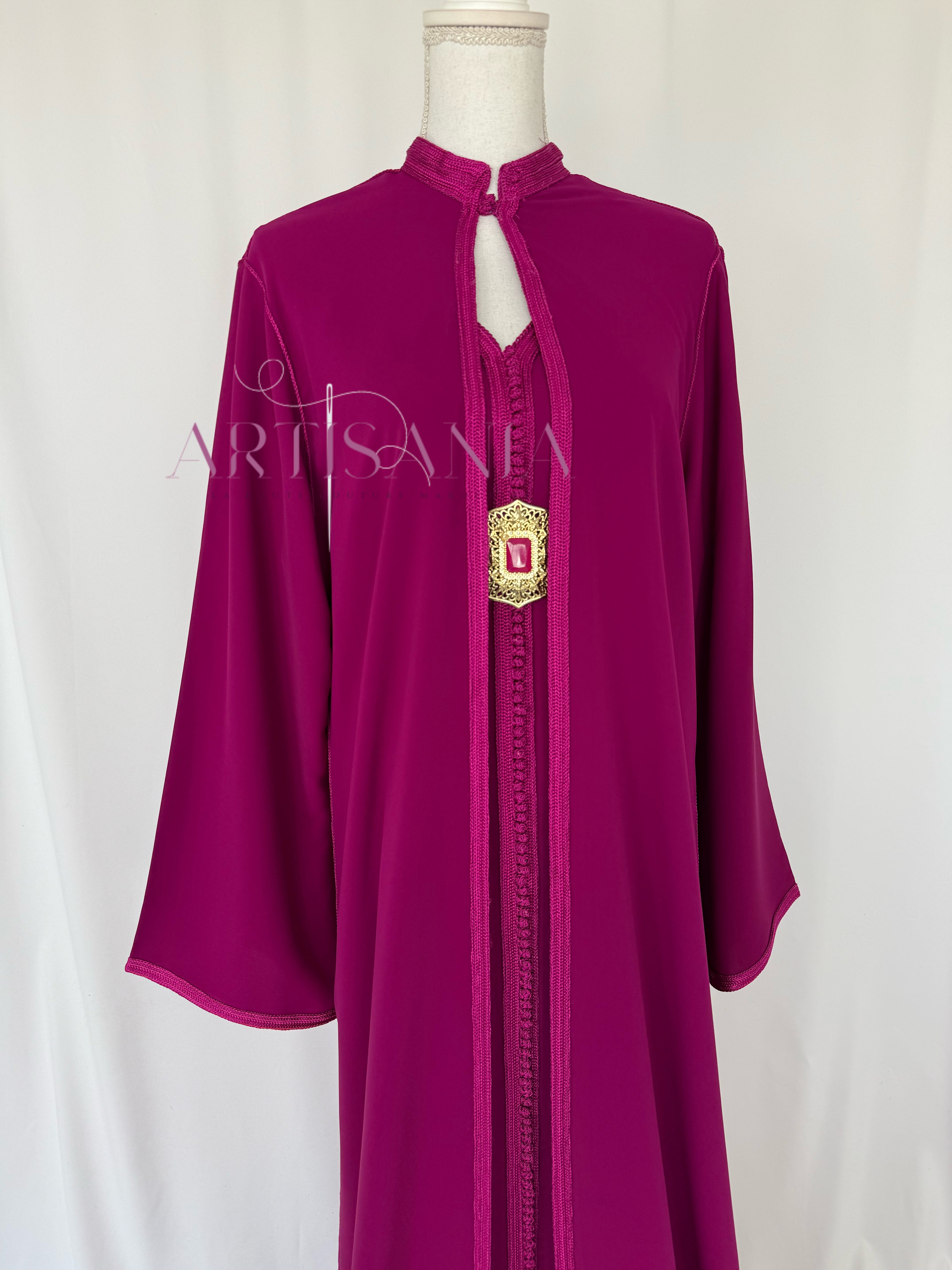 Caftan marocain avec cape modèle Ihsanne – Élégance et légèreté