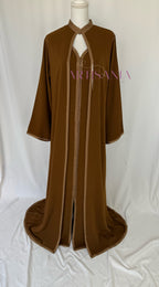 Caftan marocain avec cape modèle Ihsanne – Élégance et légèreté