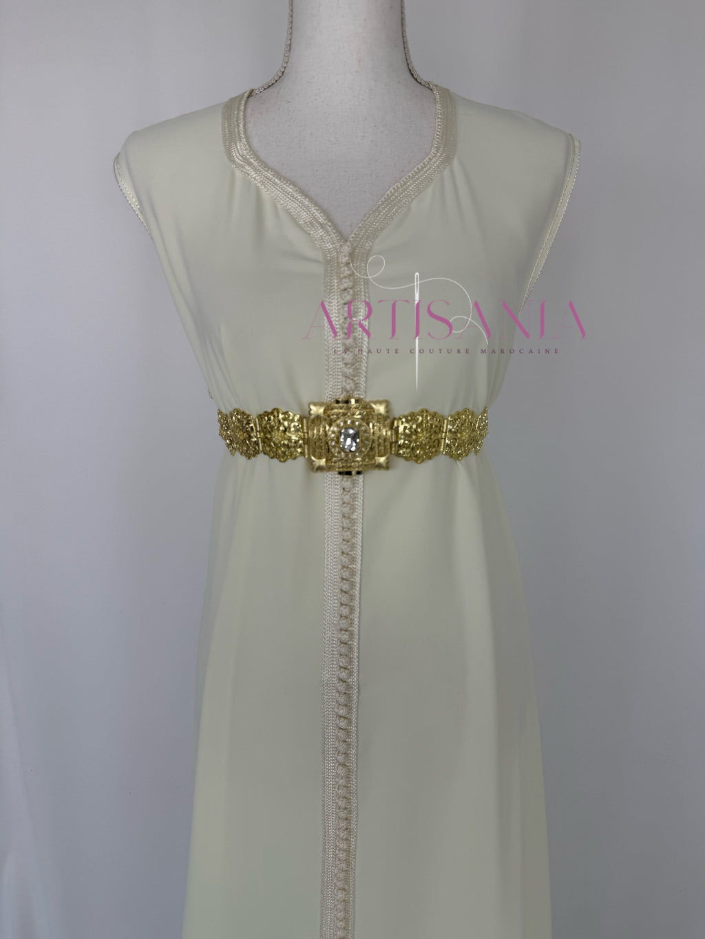 Caftan marocain avec cape modèle Ihsanne – Élégance et légèreté