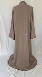 Caftan marocain avec cape modèle Ihsanne – Élégance et légèreté