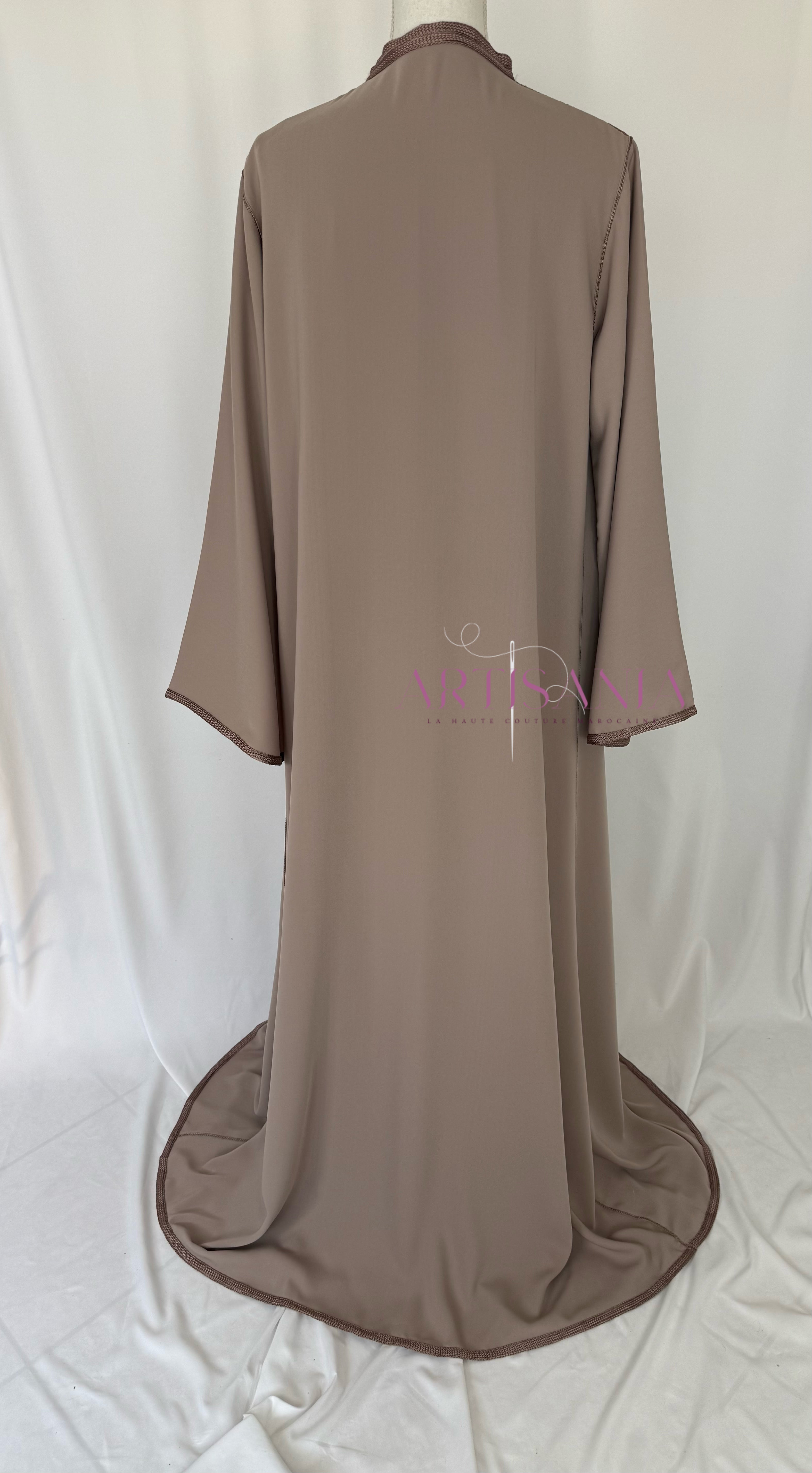 Caftan marocain avec cape modèle Ihsanne – Élégance et légèreté