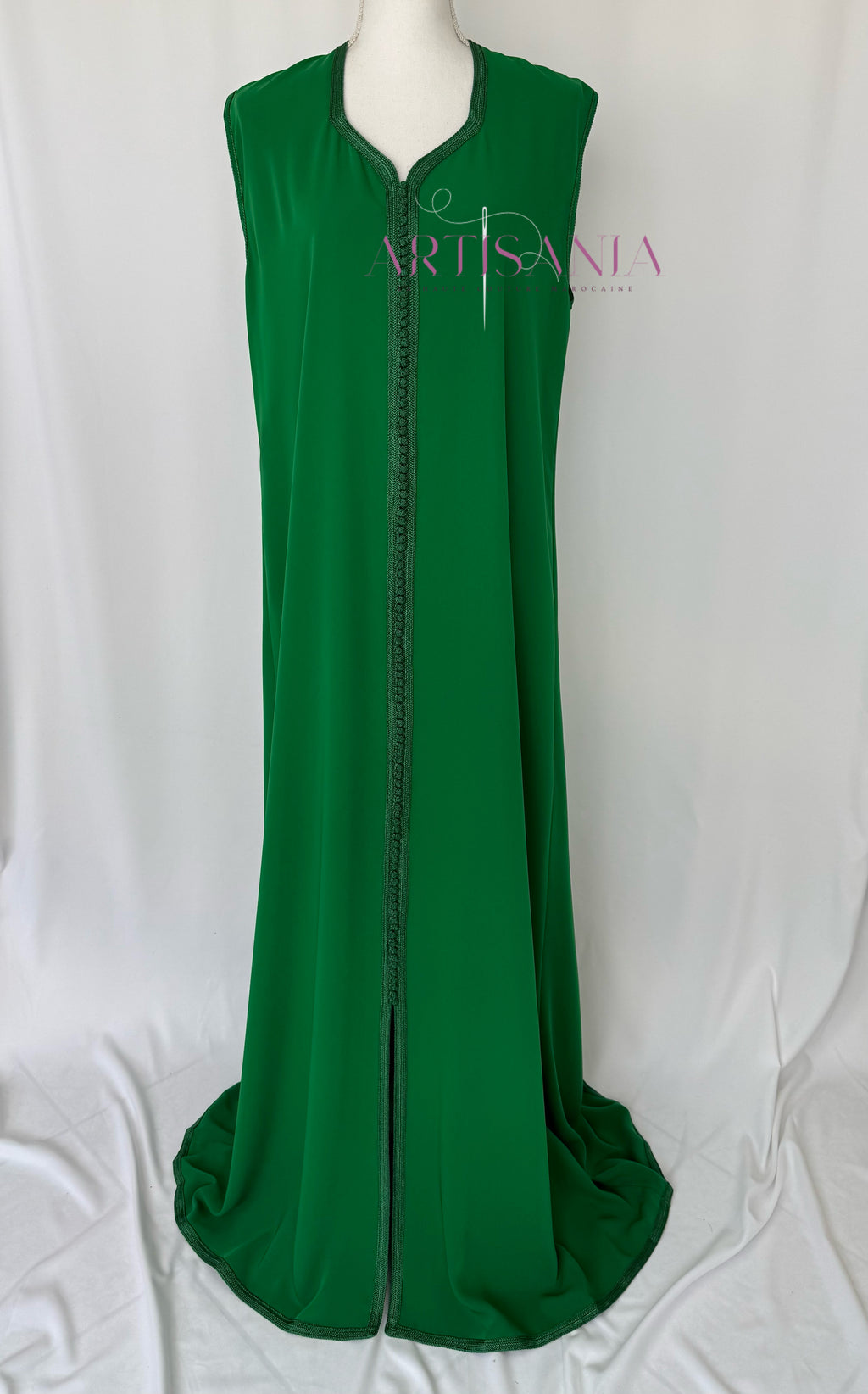 Caftan marocain avec cape modèle Ihsanne – Élégance et légèreté