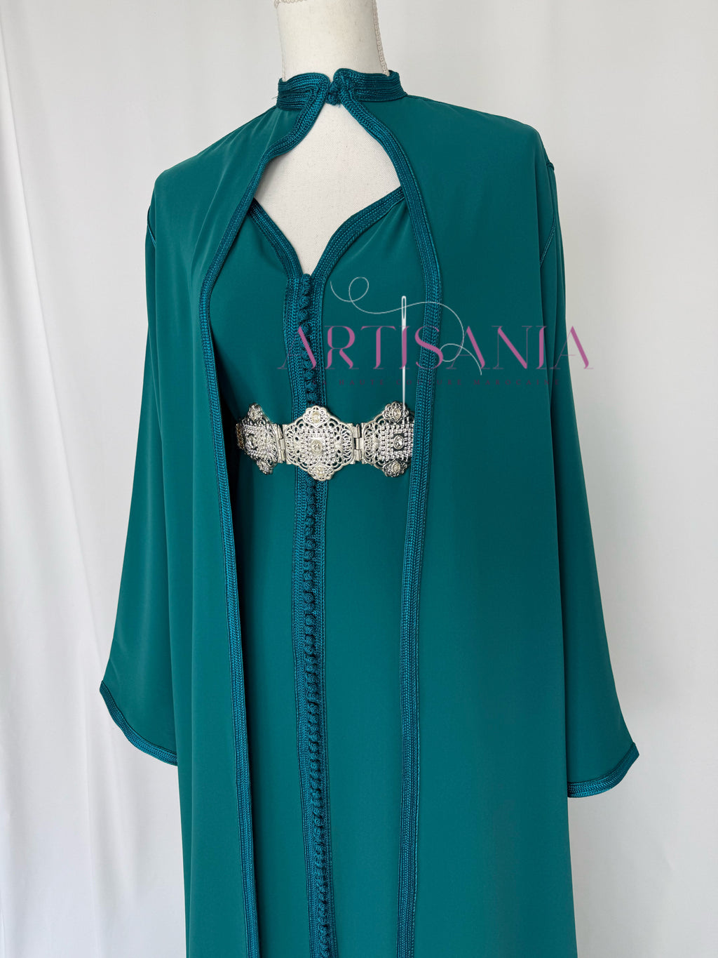 Caftan marocain avec cape modèle Ihsanne – Élégance et légèreté